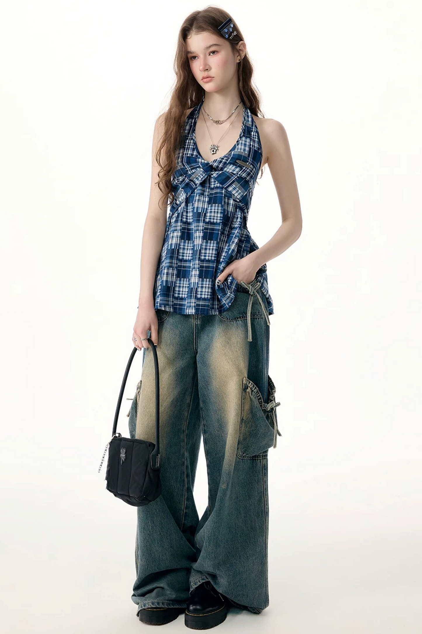 Blaues kariertes Neckholder-Oberteil mit Twist-Knoten