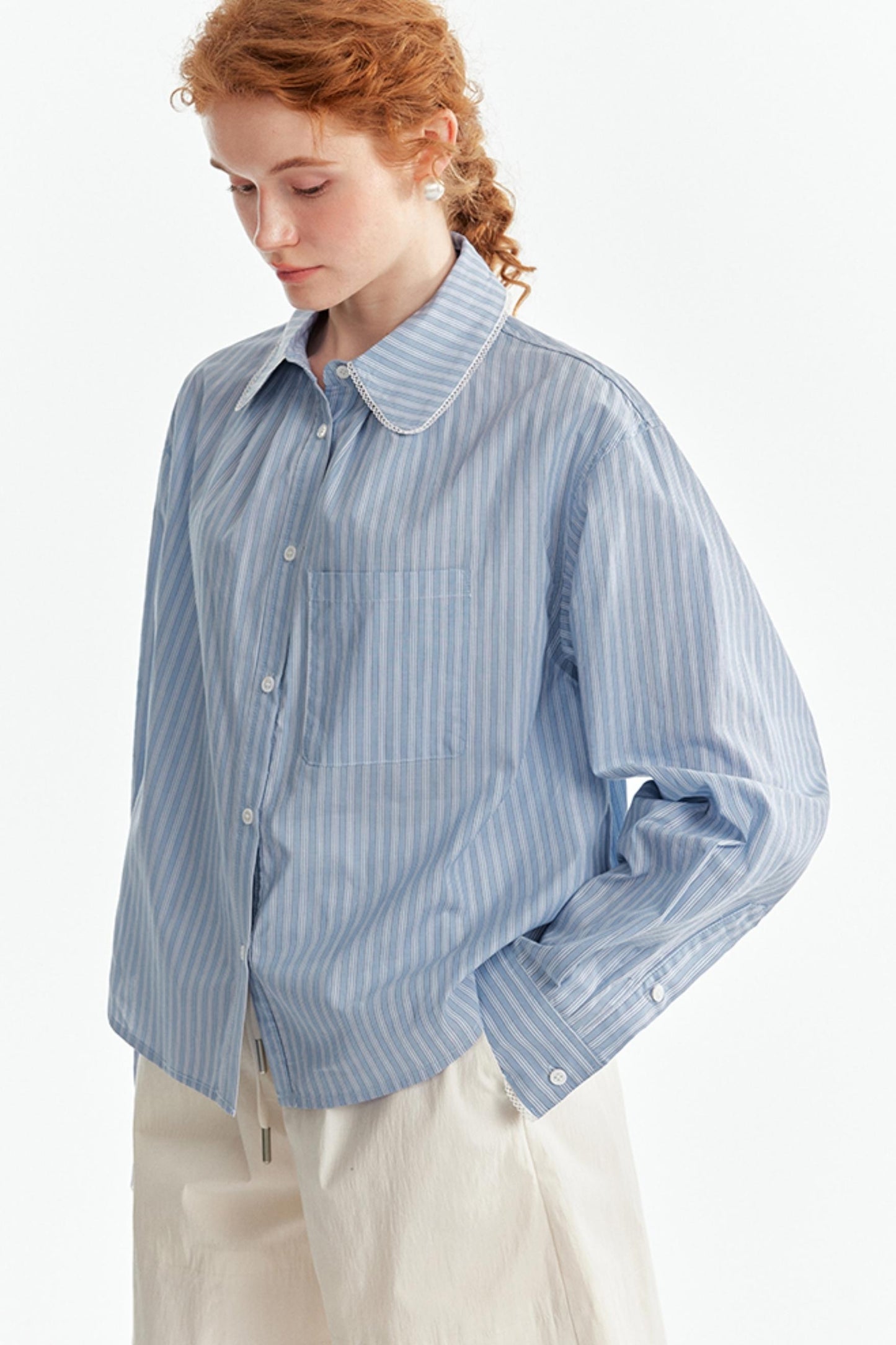 Chemise à col de poupée rayée bleue