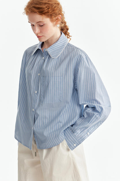 Chemise à col de poupée rayée bleue