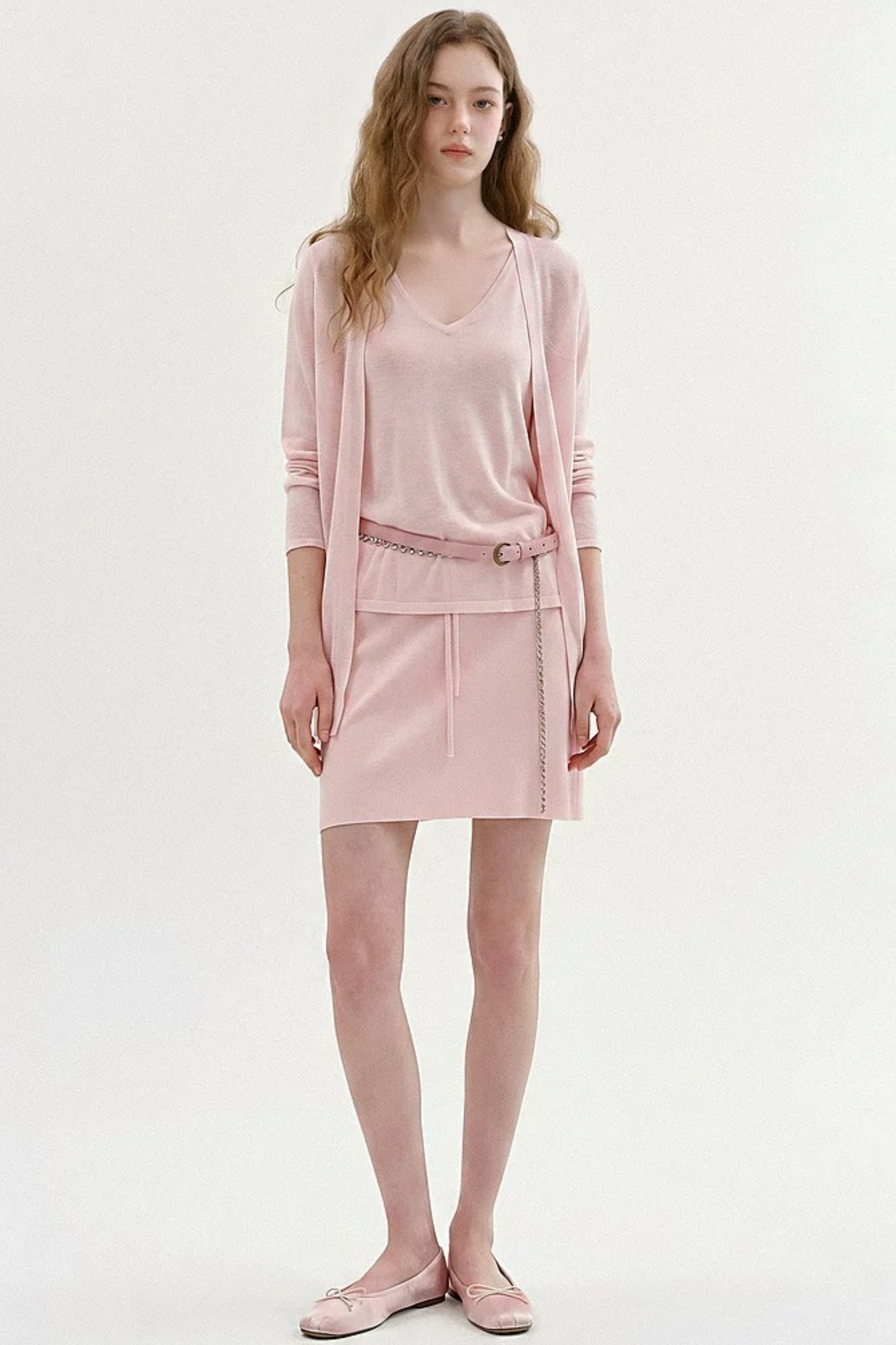 Completo a maglia dalla vestibilità rilassata con cardigan smanicato e gonna