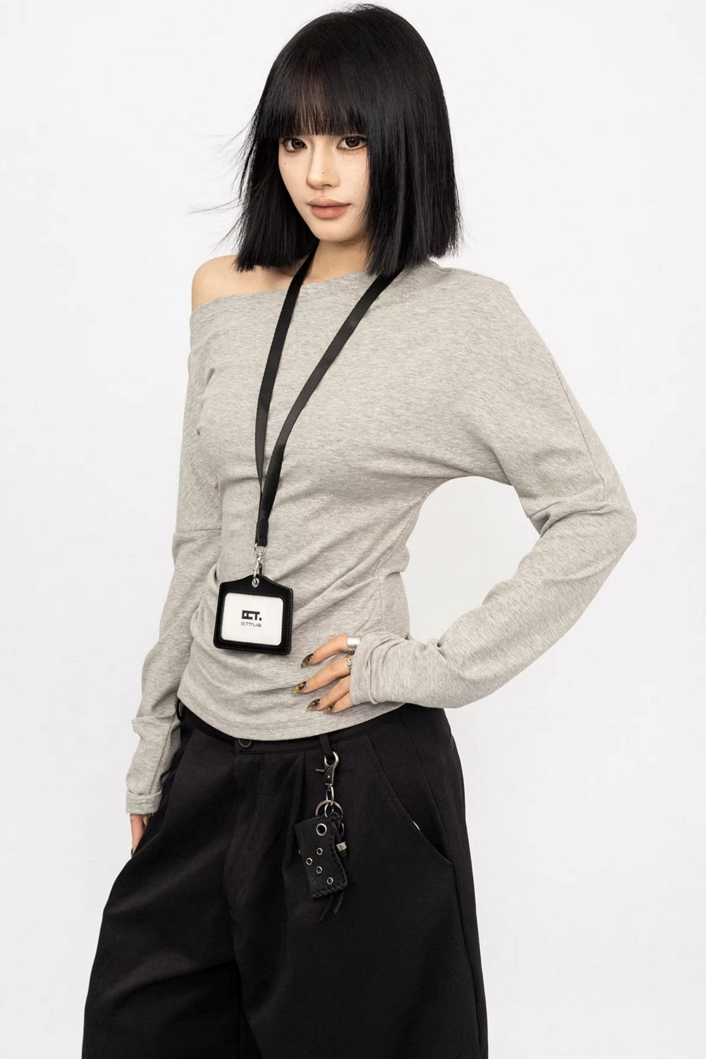 오프숄더 슬리밍 블라우스