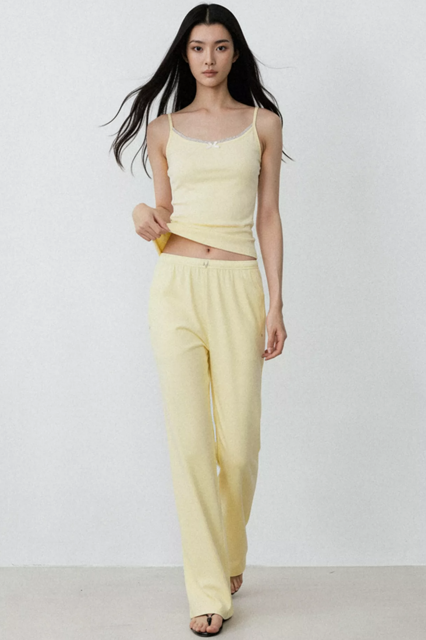 Completo con gilet in pizzo giallo crema