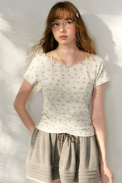T-shirt con Scollo Asimmetrico e Stampa Floreale