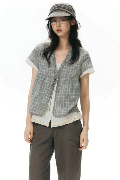 Camicia a quadri con volant e scollo a V
