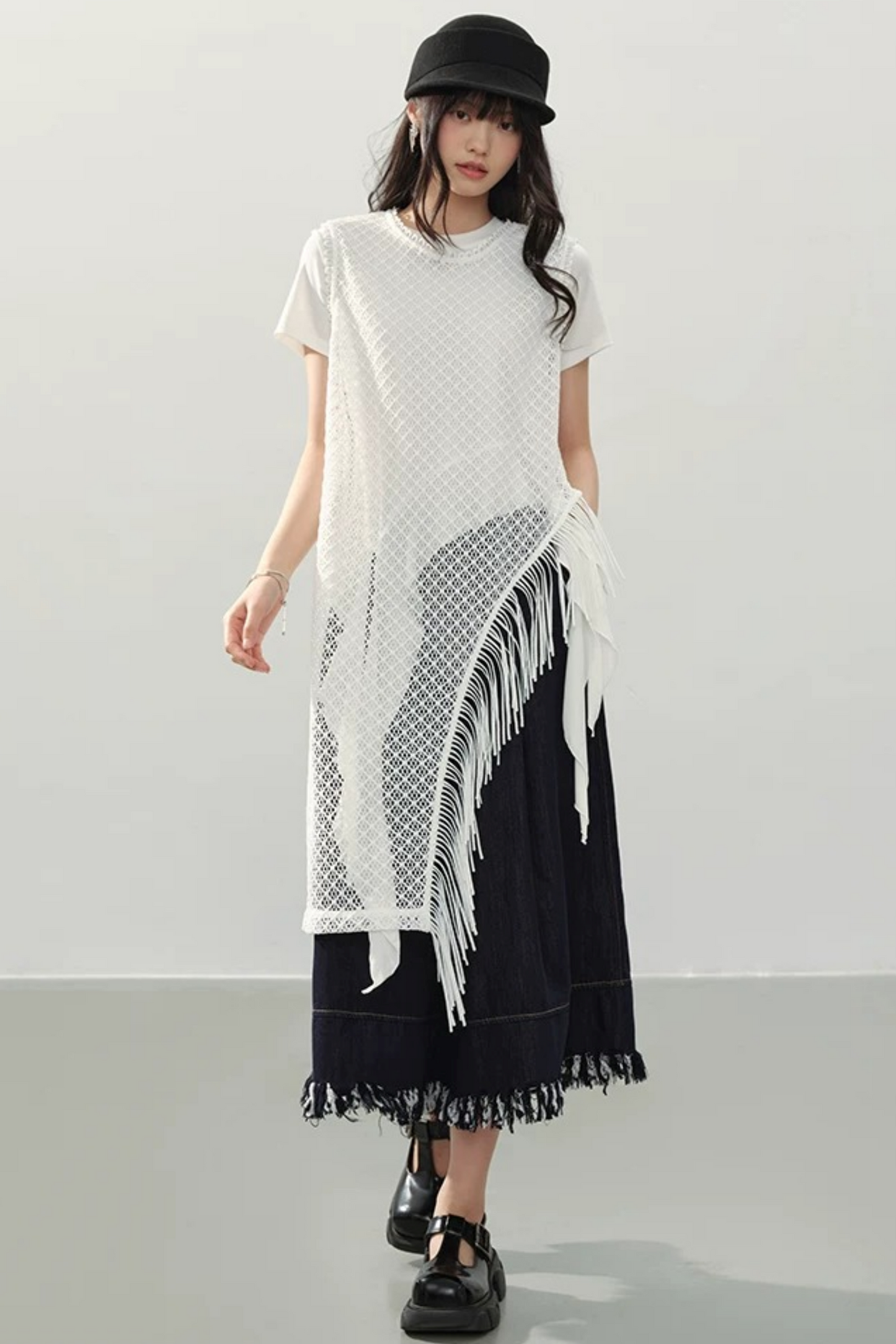 Robe à franges tissée avec découpes irrégulières