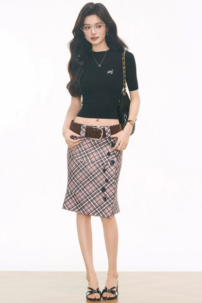 Conjunto Negro: Top Tejido y Falda de Cuadros