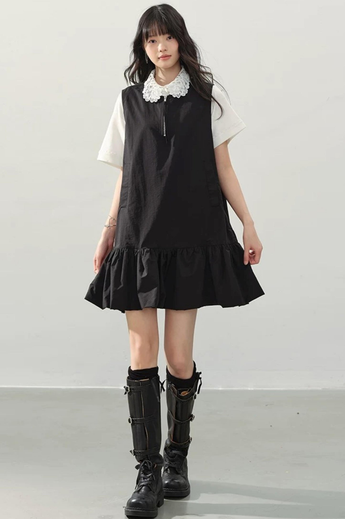 Vestido negro con cremallera y bajo con volantes