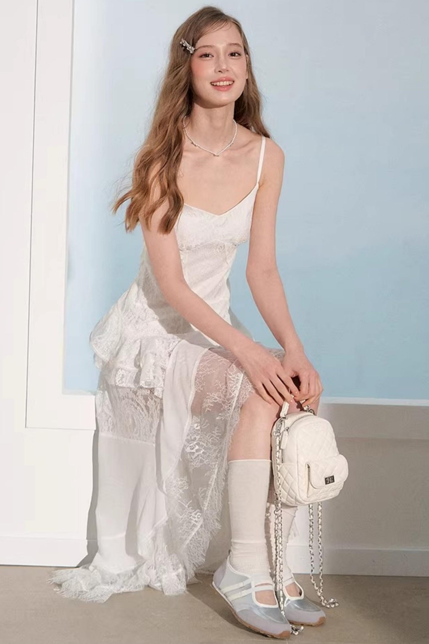 Weißes asymmetrisches Spitzenkleid