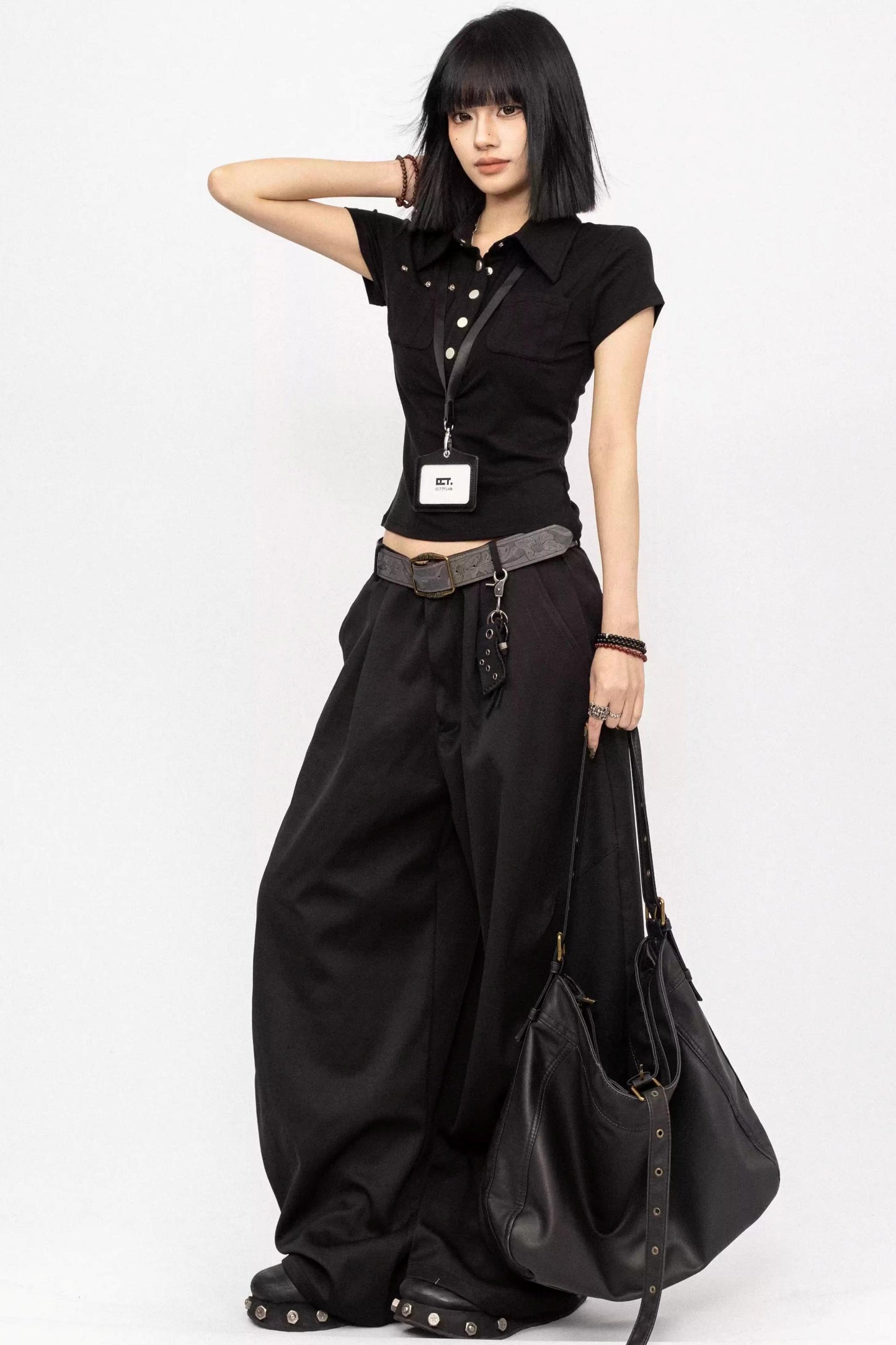 Schwarzes, taillenumspielendes T-Hemd