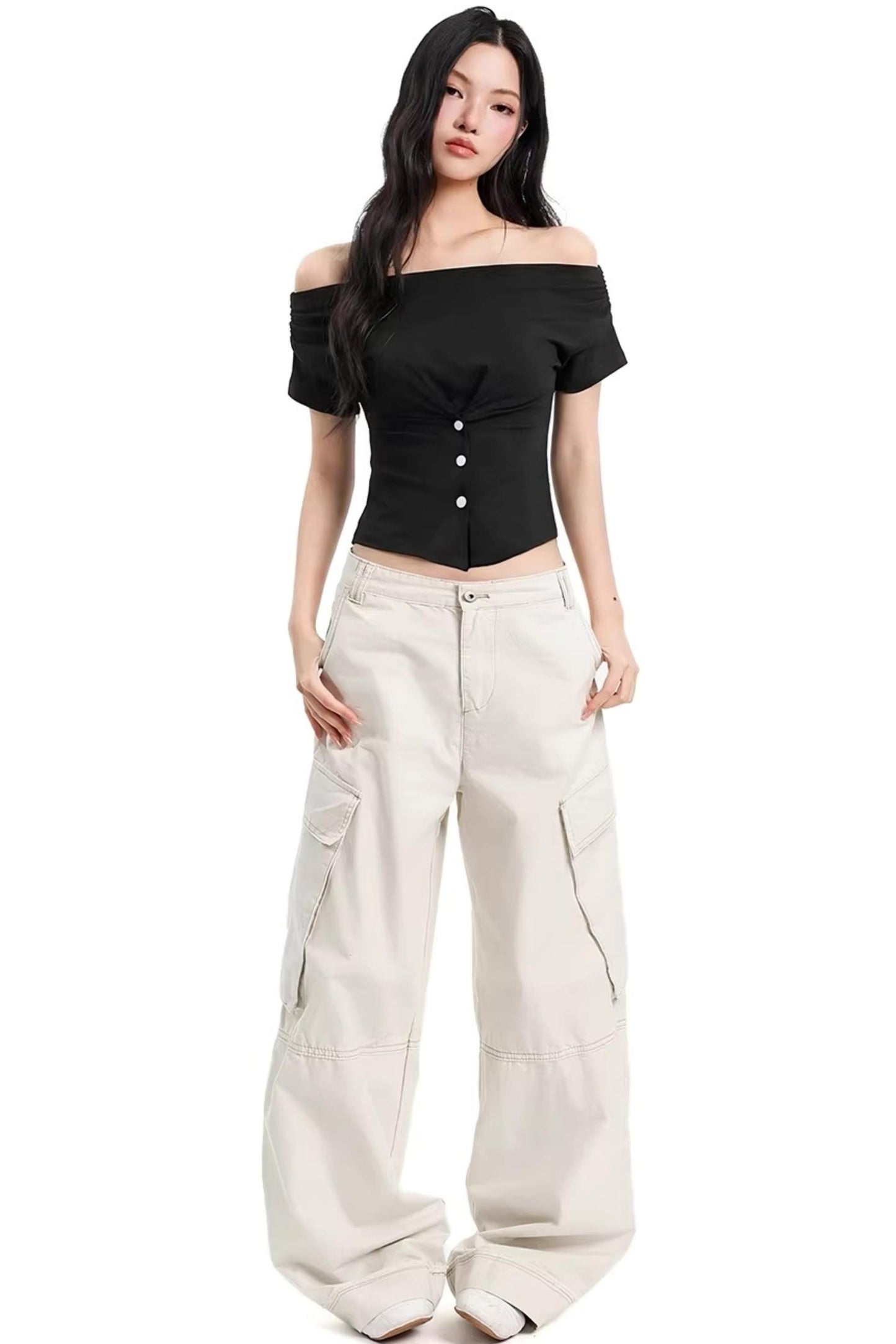 Top ajustado negro con hombros descubiertos