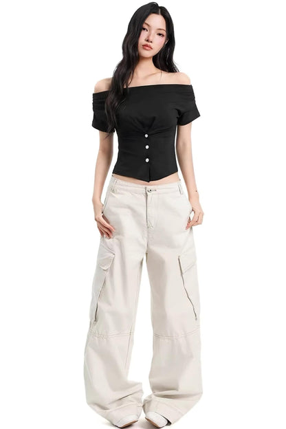 Top ajustado negro con hombros descubiertos