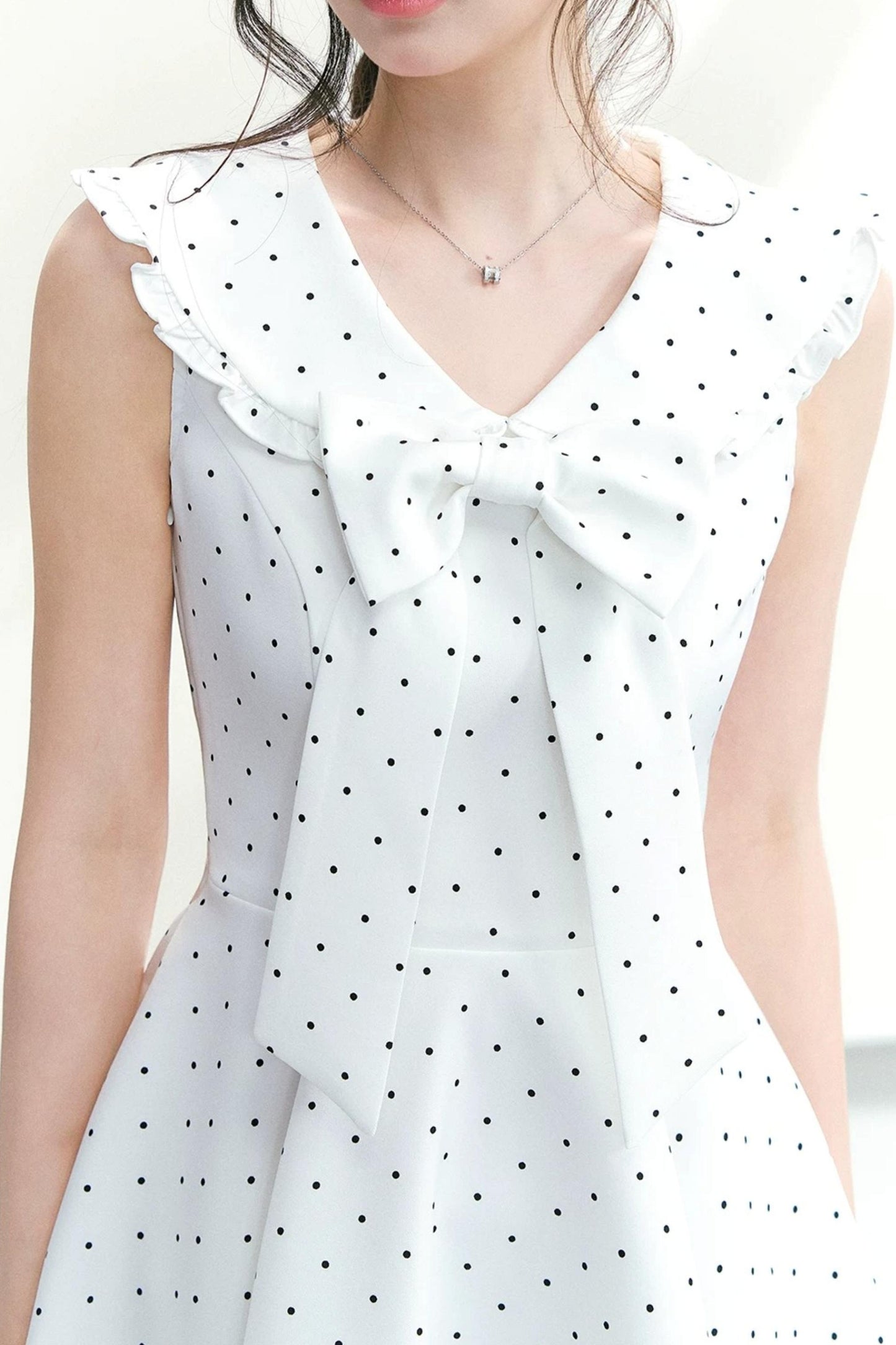 Vestido de lunares con cuello de lazo