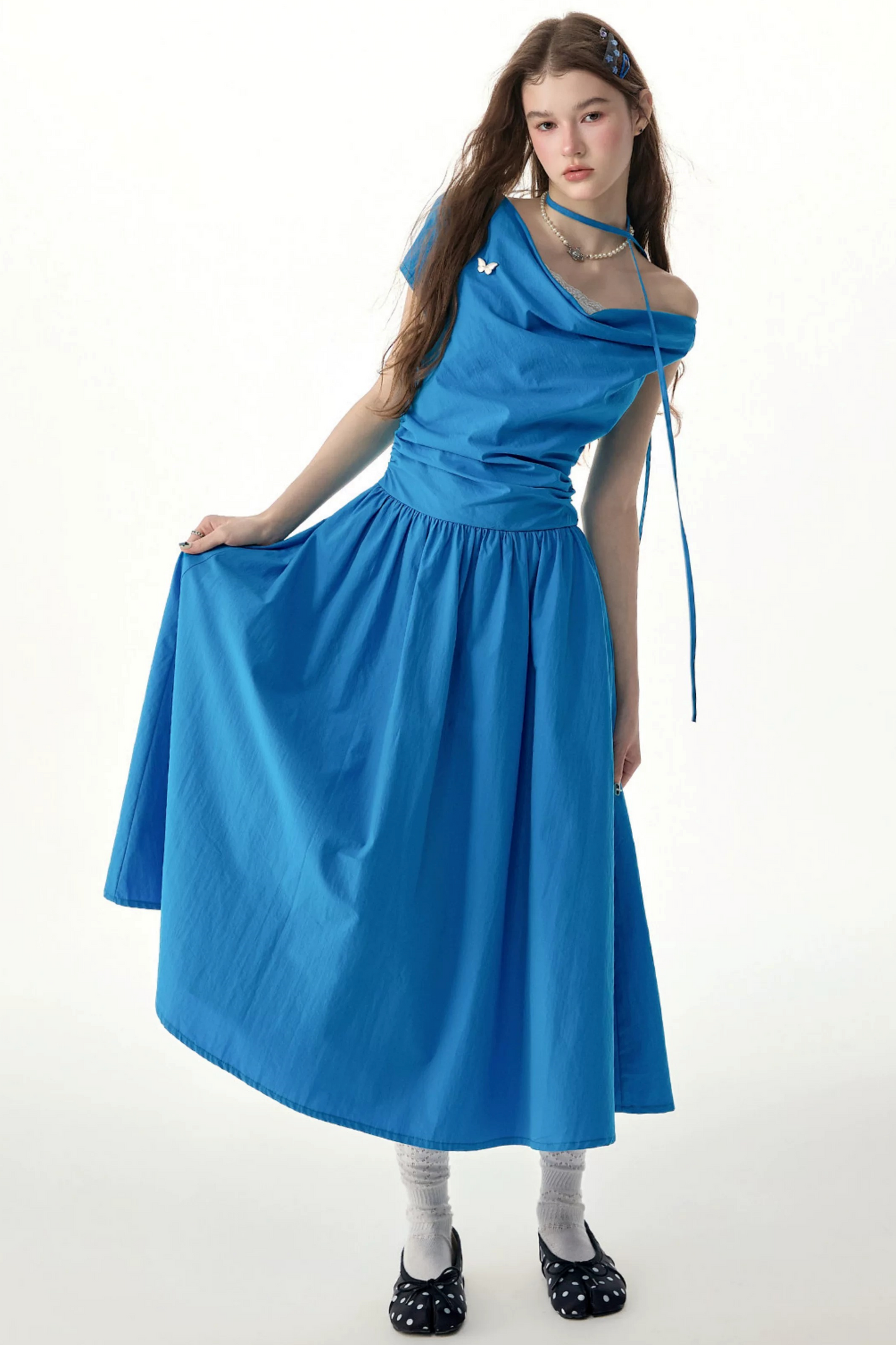 Blaues langes Kleid mit Wasserfallausschnitt