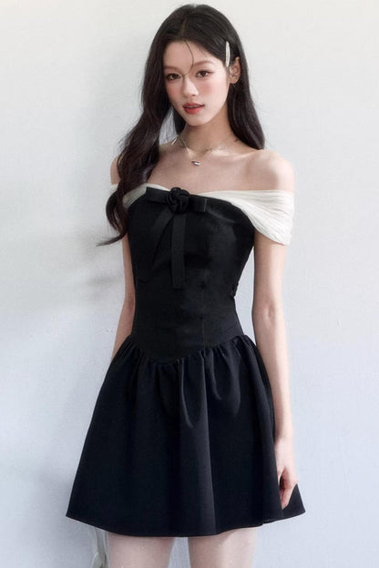 Vestido con hombros descubiertos en colores contrastantes