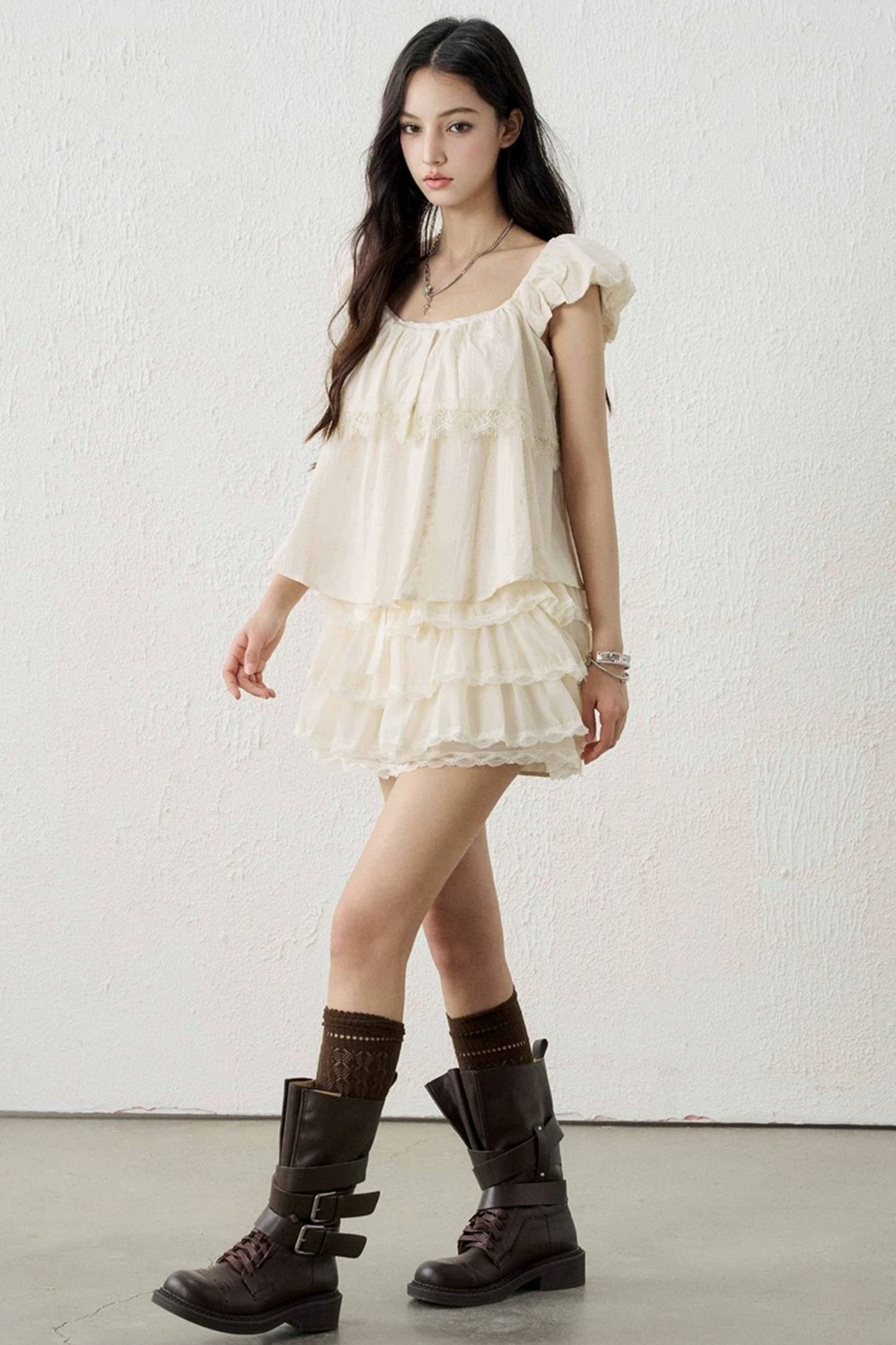 Top corto estilo babydoll con mangas con volantes