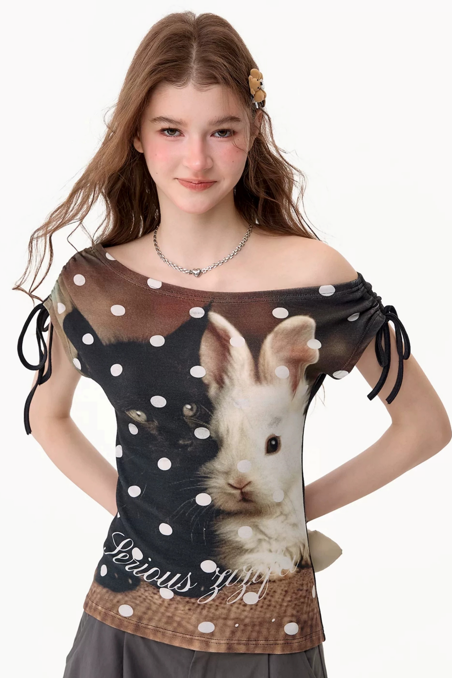 Maglia con stampa a pois con gatto e coniglio
