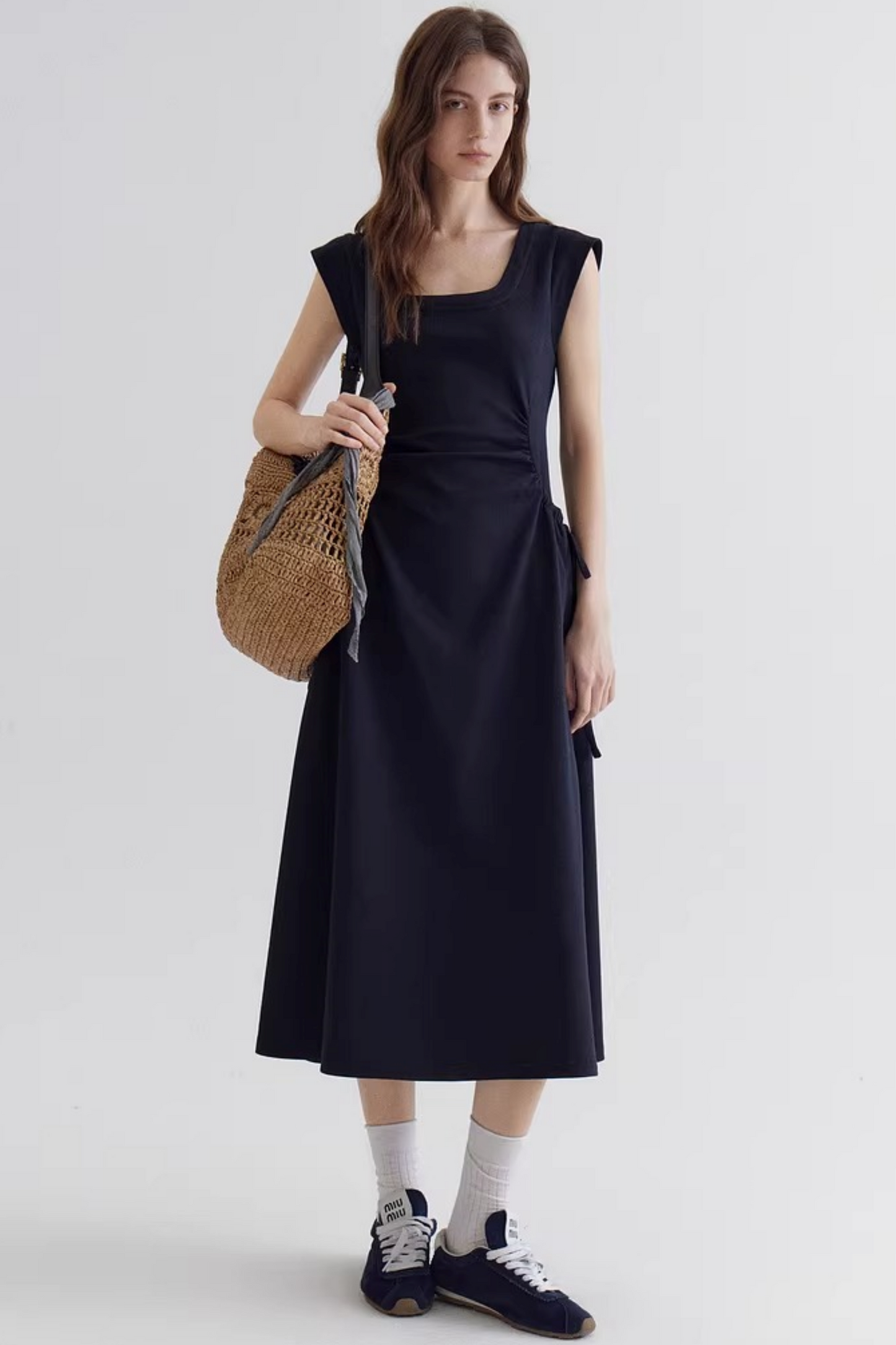 Robe à encolure carrée et taille nouée