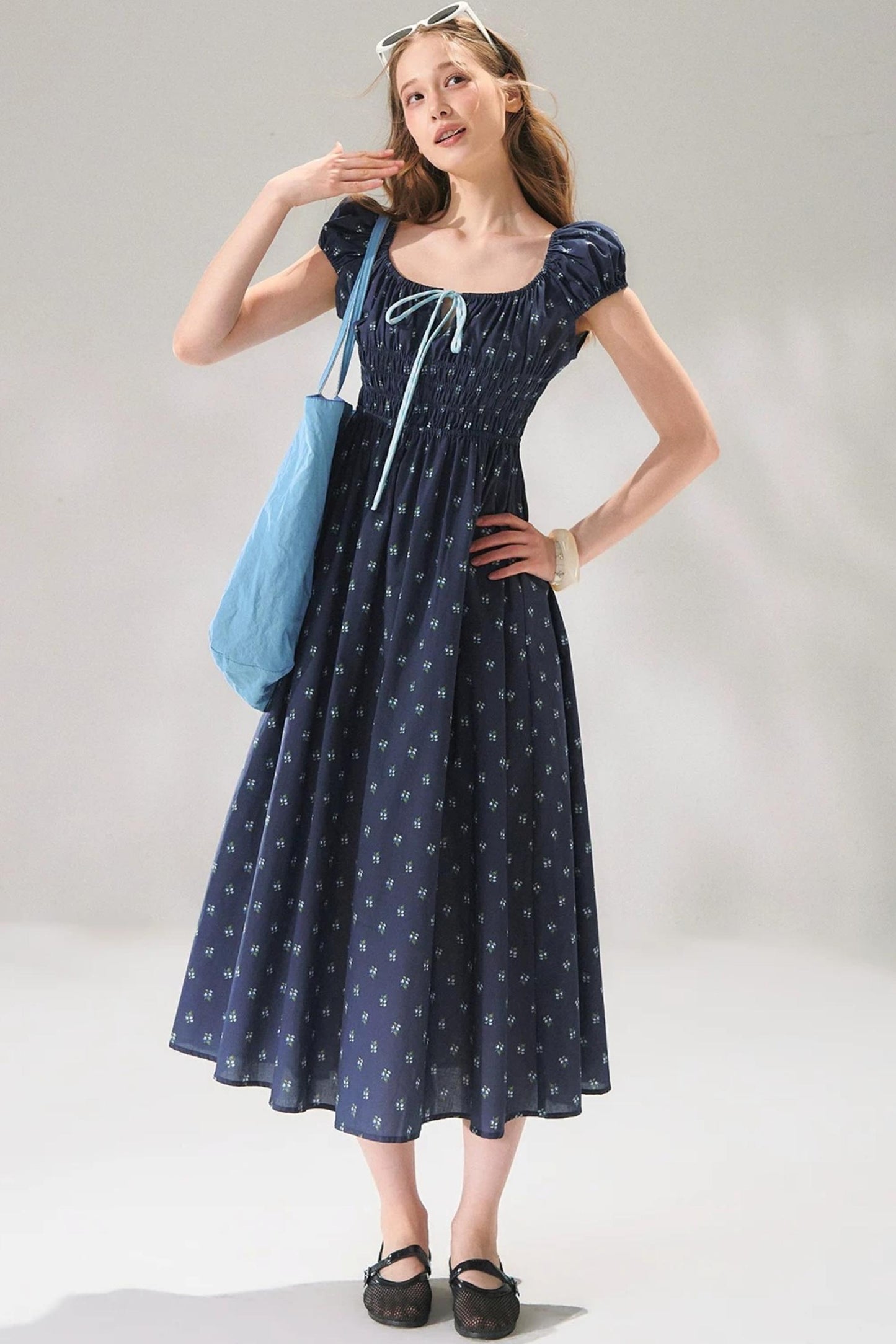 Abito floreale blu navy con lacci