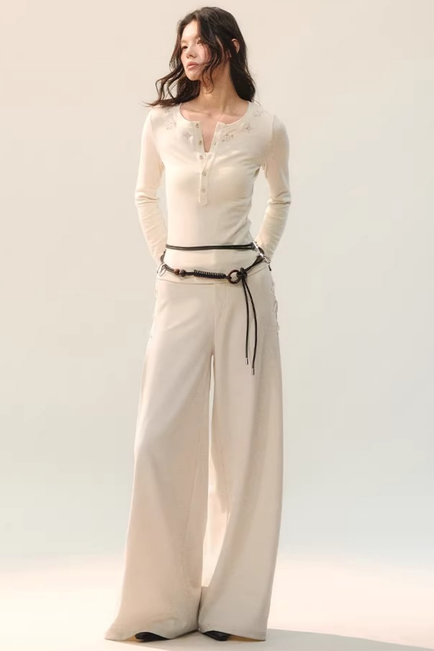 Pantalon large drapé à nouer sur le côté