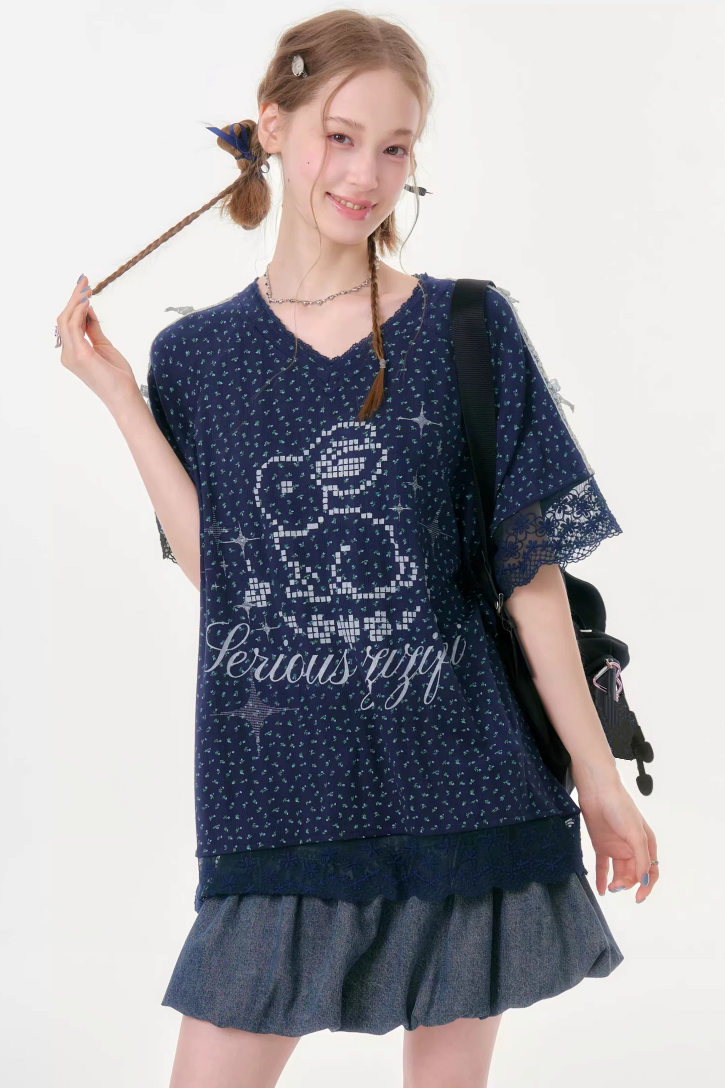 Tee-shirt bleu foncé en dentelle florale à col en V