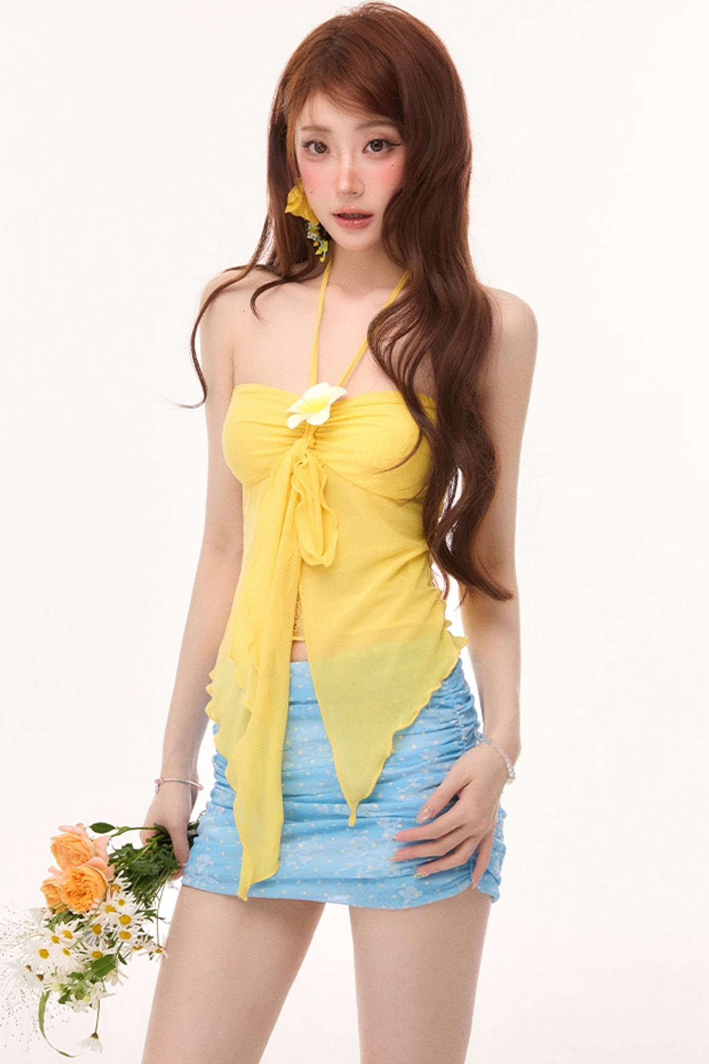 Completo con gonna floreale e top halter vivace