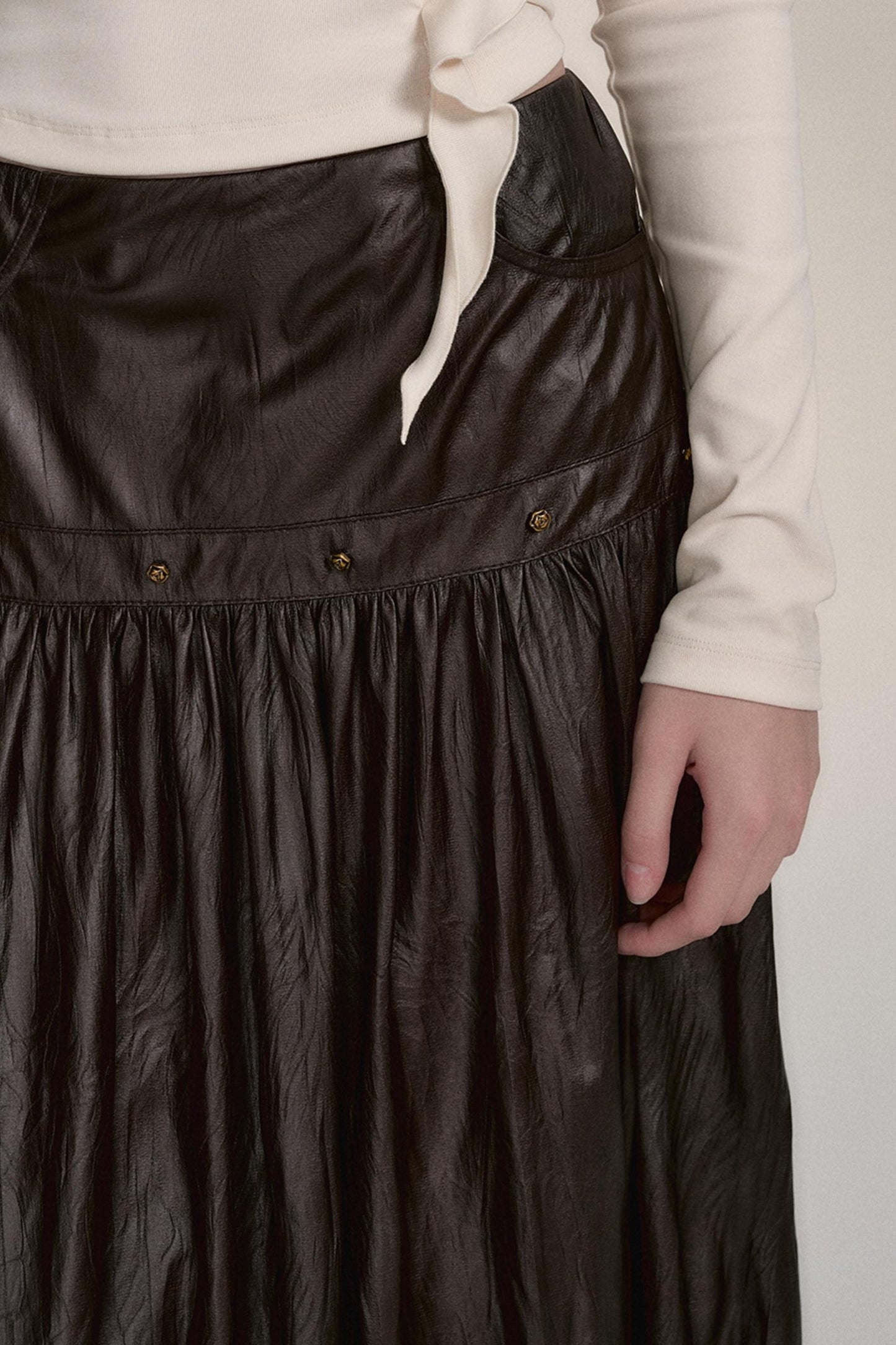 Mid-LENGTH IMITATION LEATHER PLEATED SKIRT