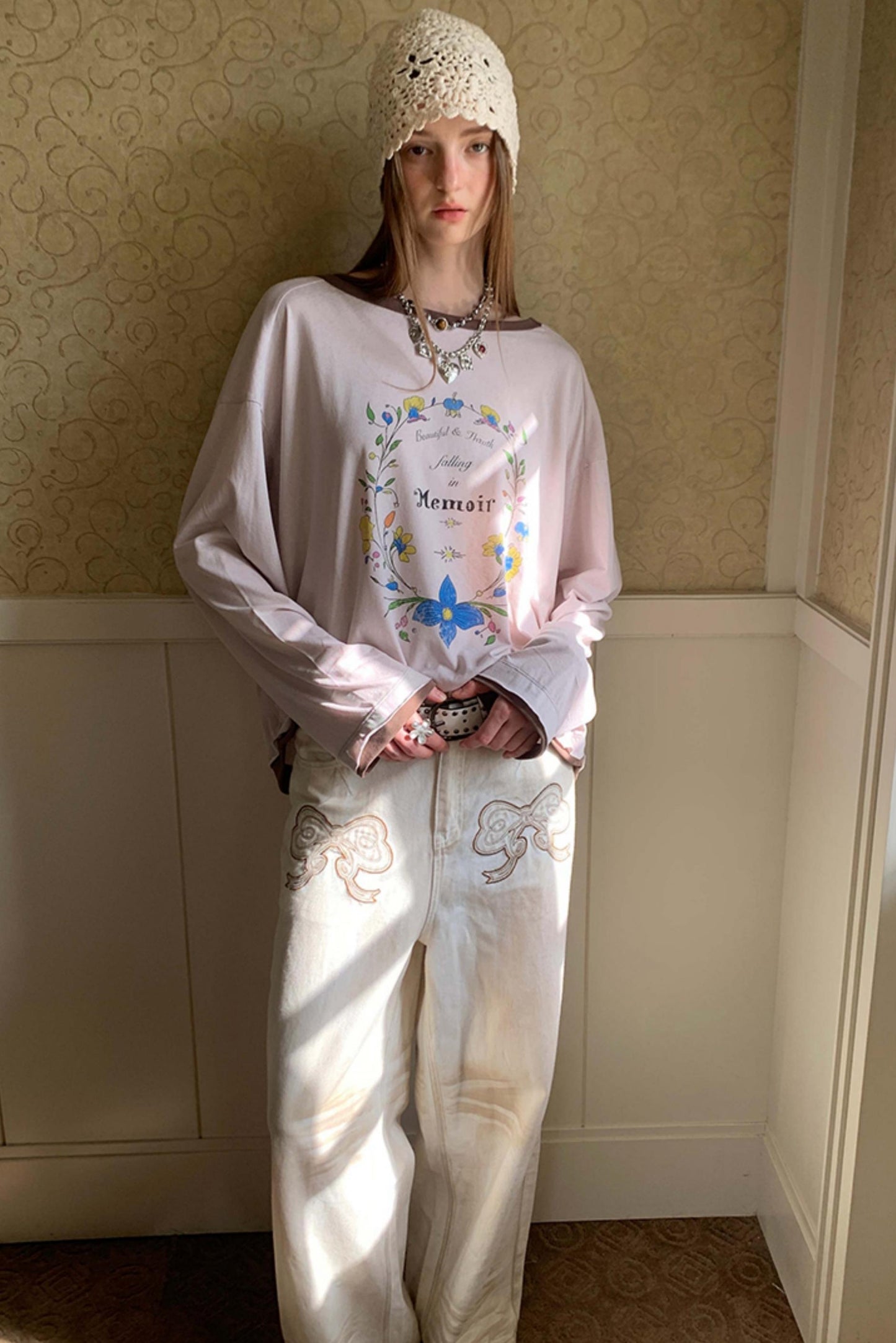 Comfortable Bow Appliqué Distressed Jeans