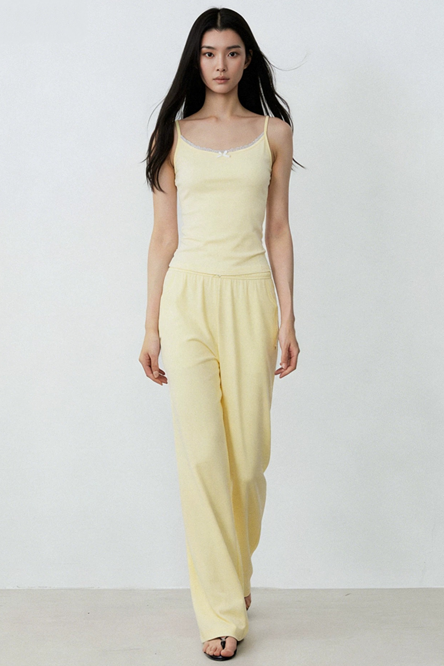 Completo con gilet in pizzo giallo crema