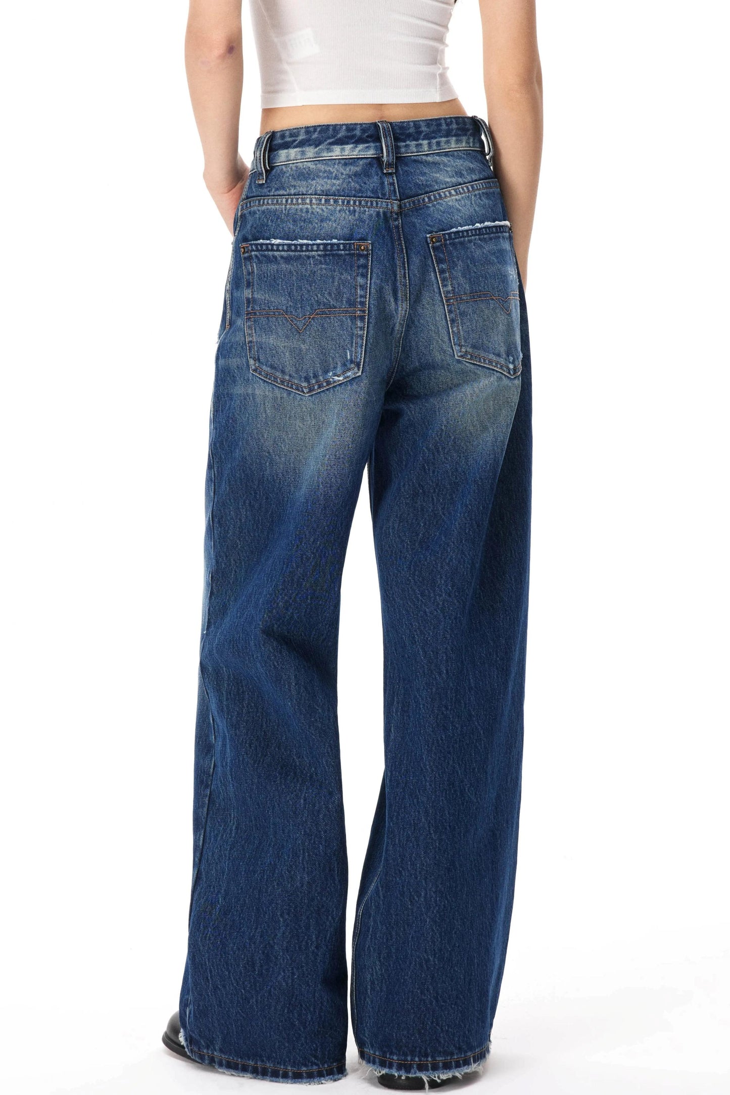 Amerikanische, locker fallende Jeanshose im Used-Look