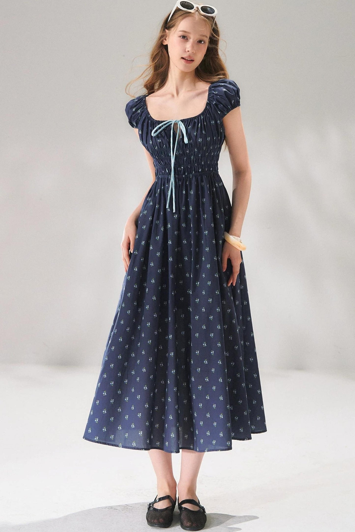Abito floreale blu navy con lacci