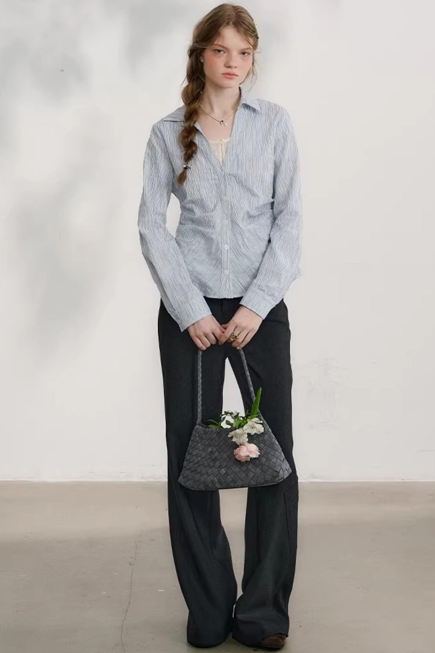 밤색 손으로 말아 올린 플레어 팬츠