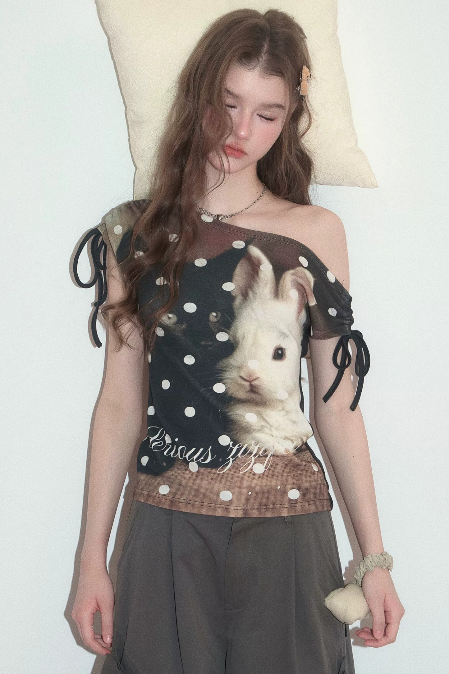 Maglia con stampa a pois con gatto e coniglio