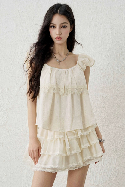 Top corto estilo babydoll con mangas con volantes