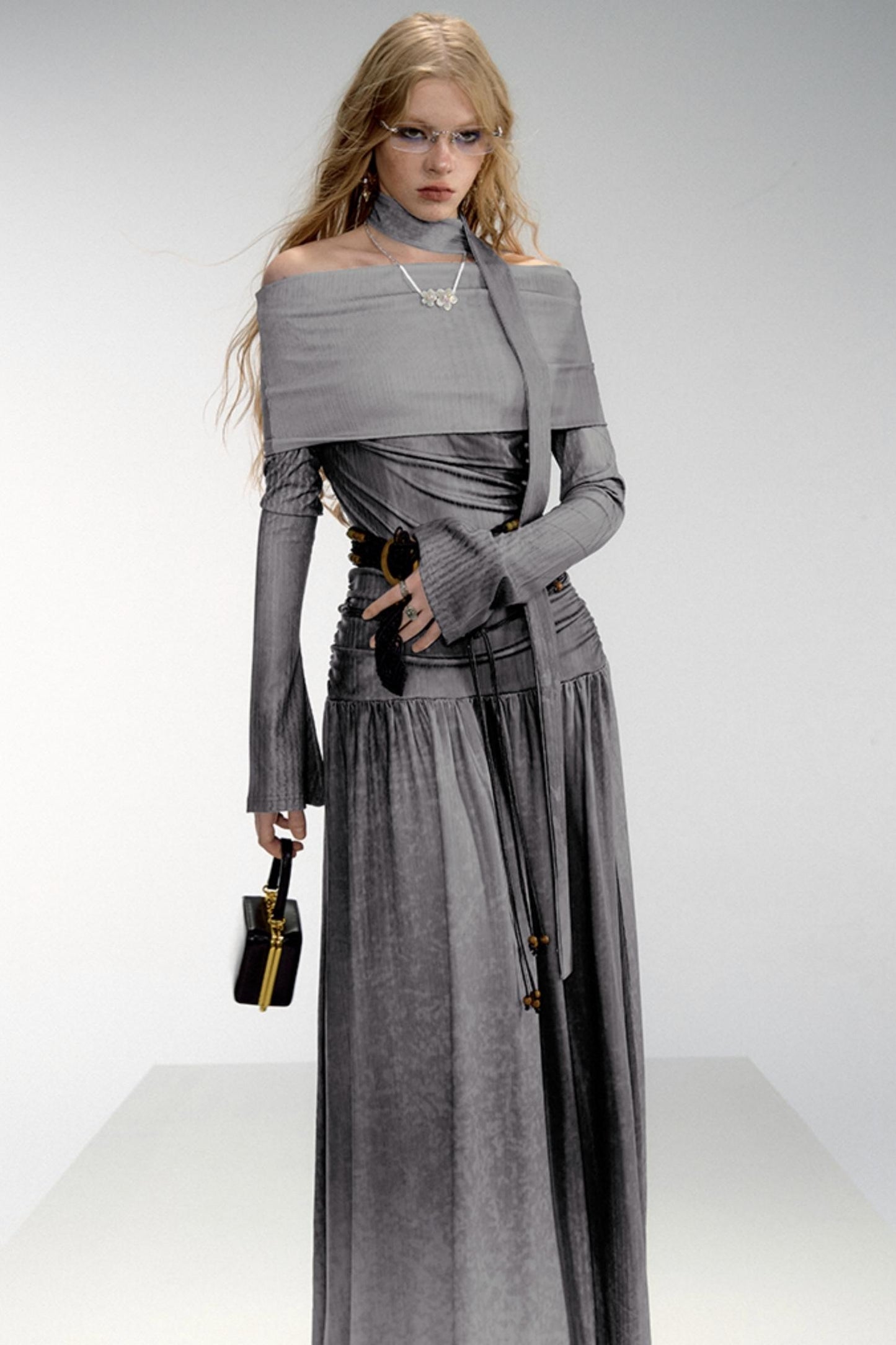 [Spot] OfAkiva's "Moonlit Night" contour print one-shoulder long-sleeved knit dress