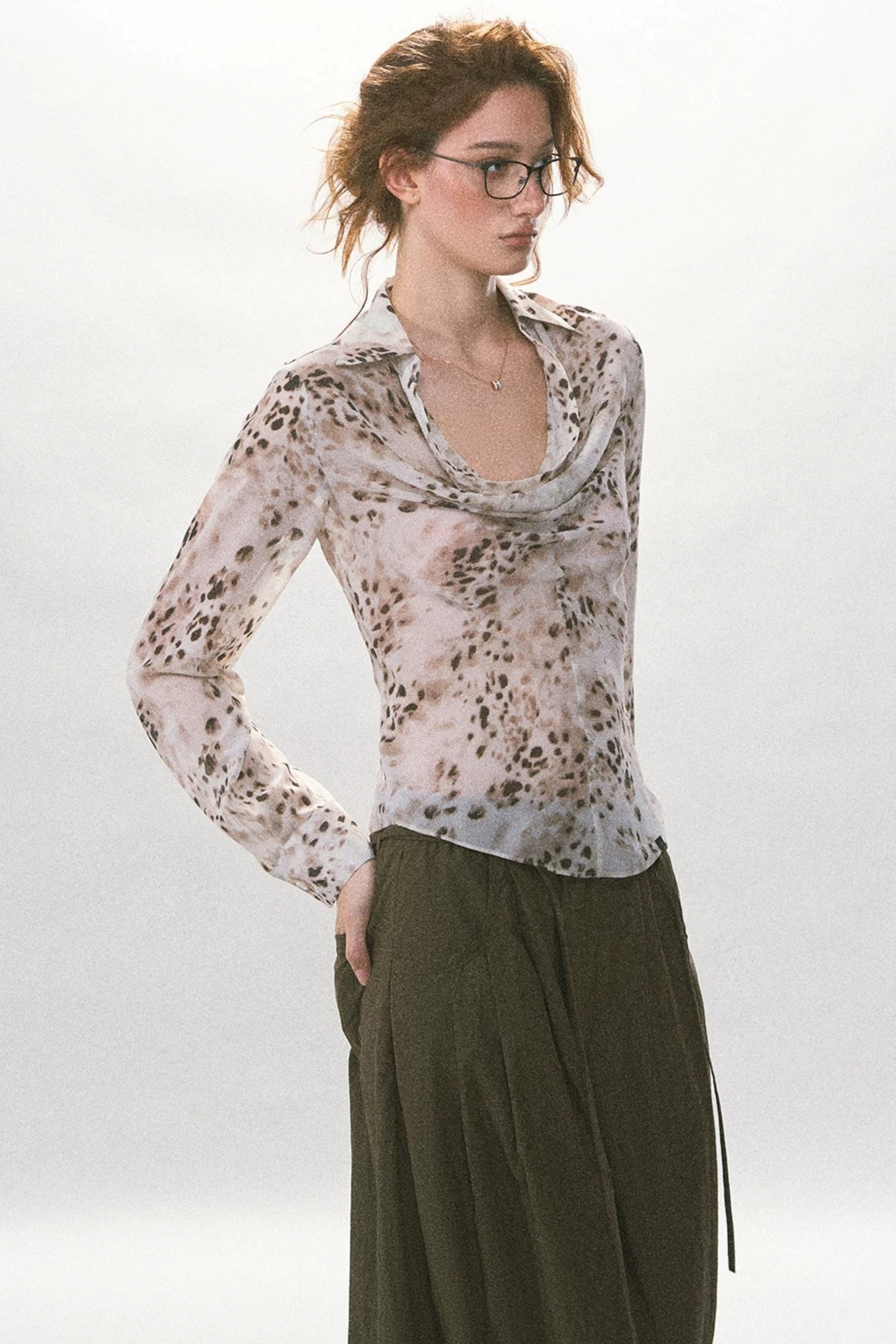 Hellfarbenes gepunktetes Slim-Fit-Chiffon-Oberteil