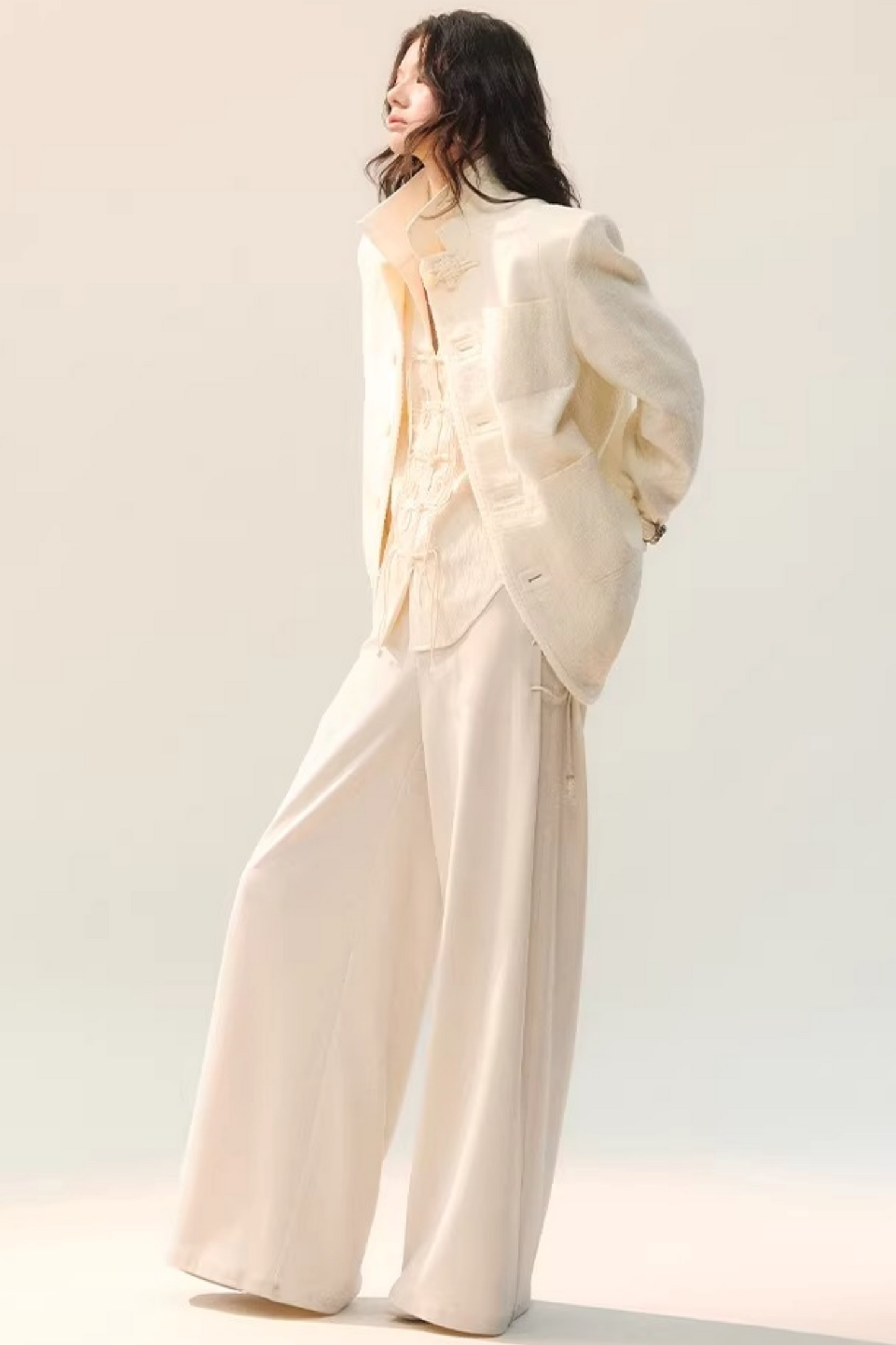 Pantalon large drapé à nouer sur le côté