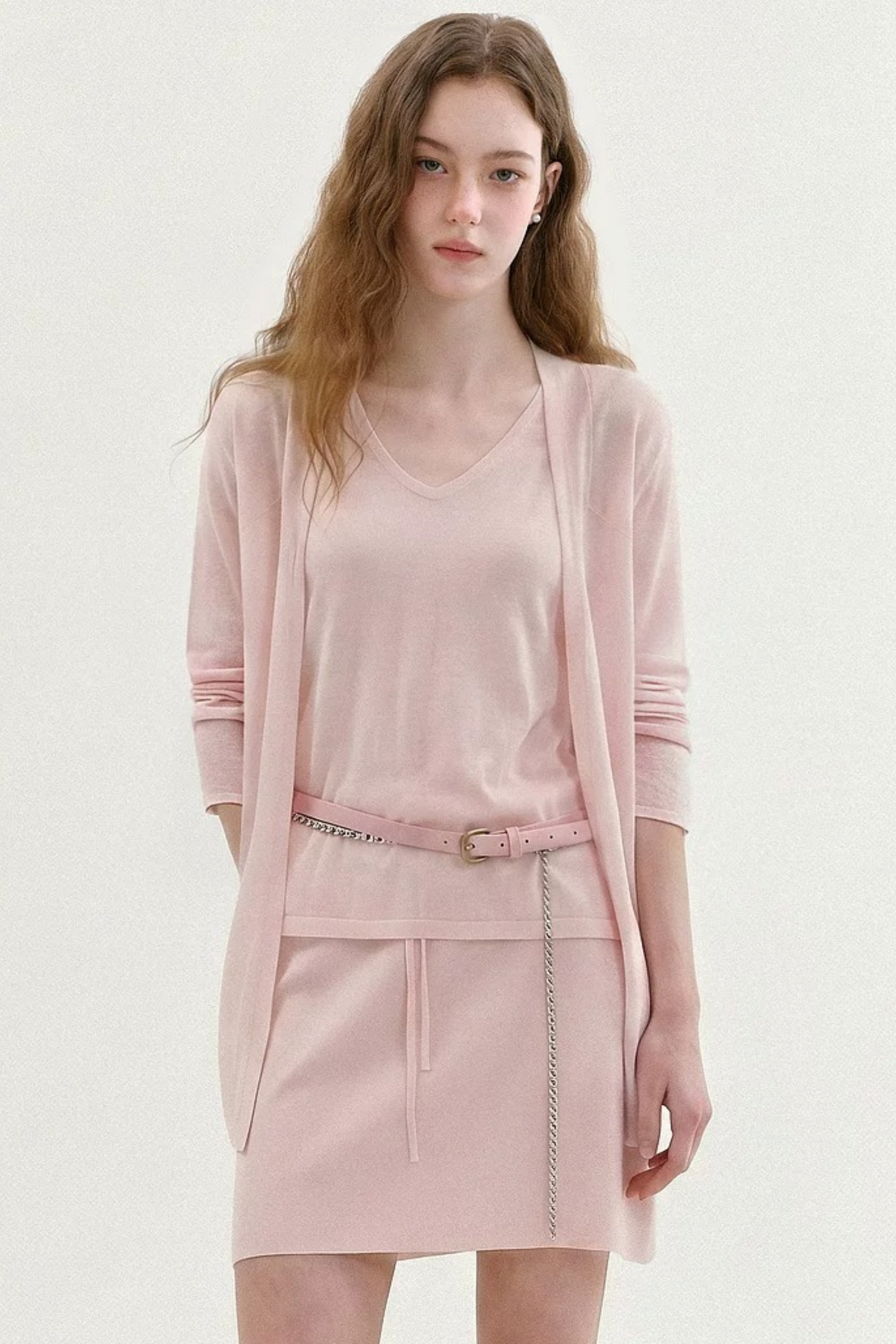Completo a maglia dalla vestibilità rilassata con cardigan smanicato e gonna