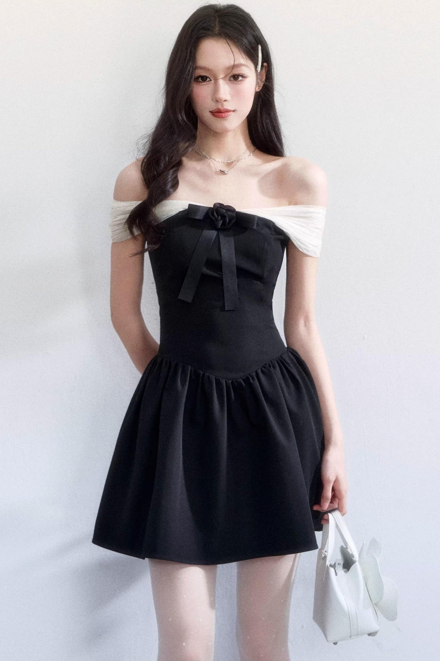 Vestido con hombros descubiertos en colores contrastantes