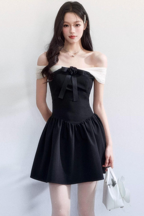 Vestido con hombros descubiertos en colores contrastantes