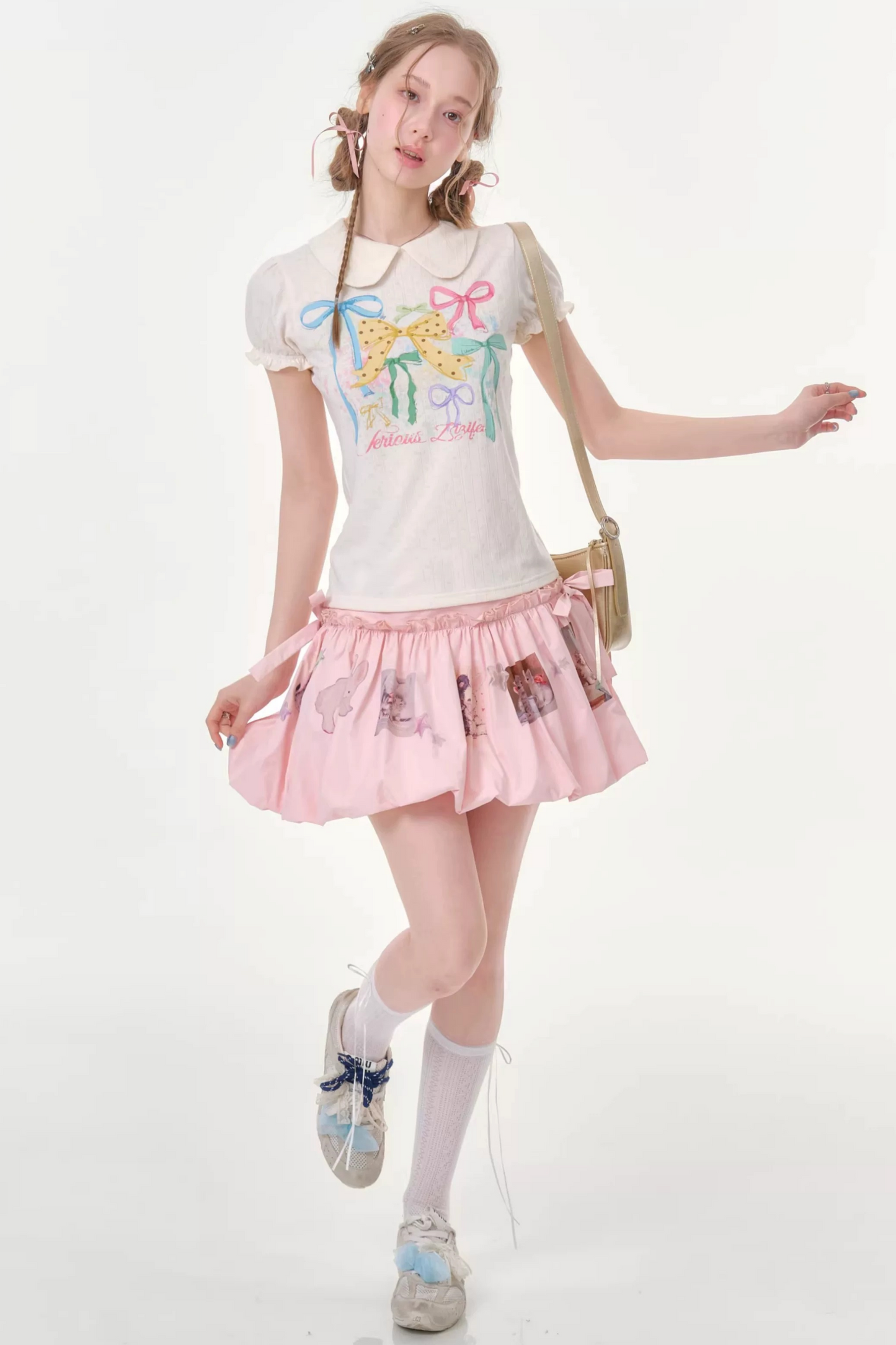T-shirt bianca con maniche a sbuffo e stampa con fiocchi