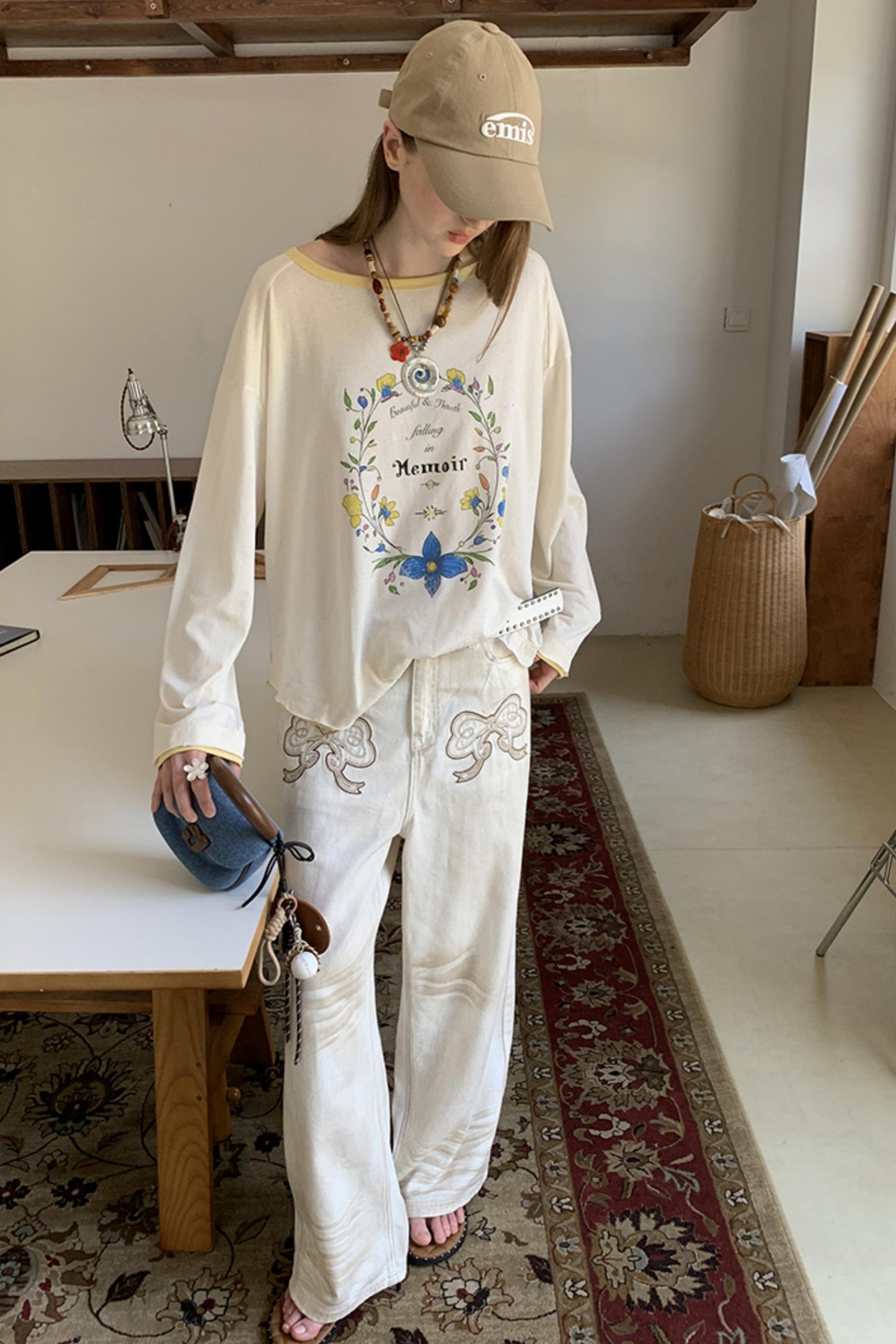 Comfortable Bow Appliqué Distressed Jeans