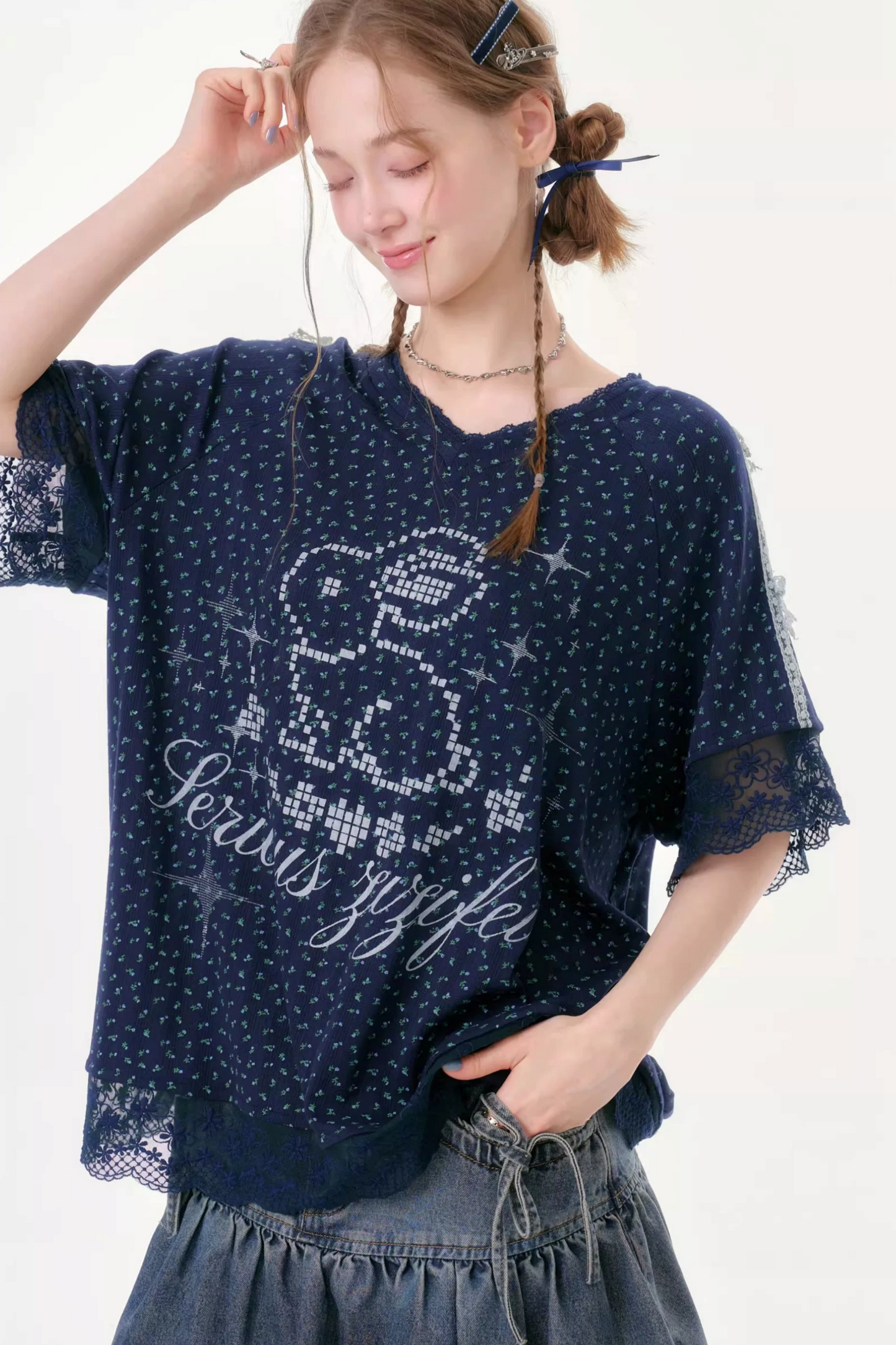 Tee-shirt bleu foncé en dentelle florale à col en V