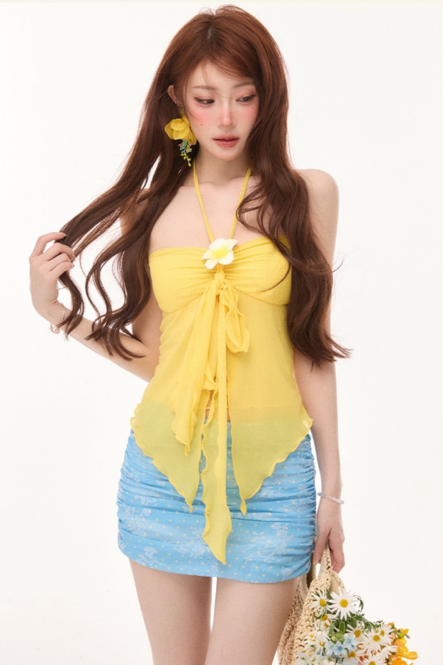 Completo con gonna floreale e top halter vivace