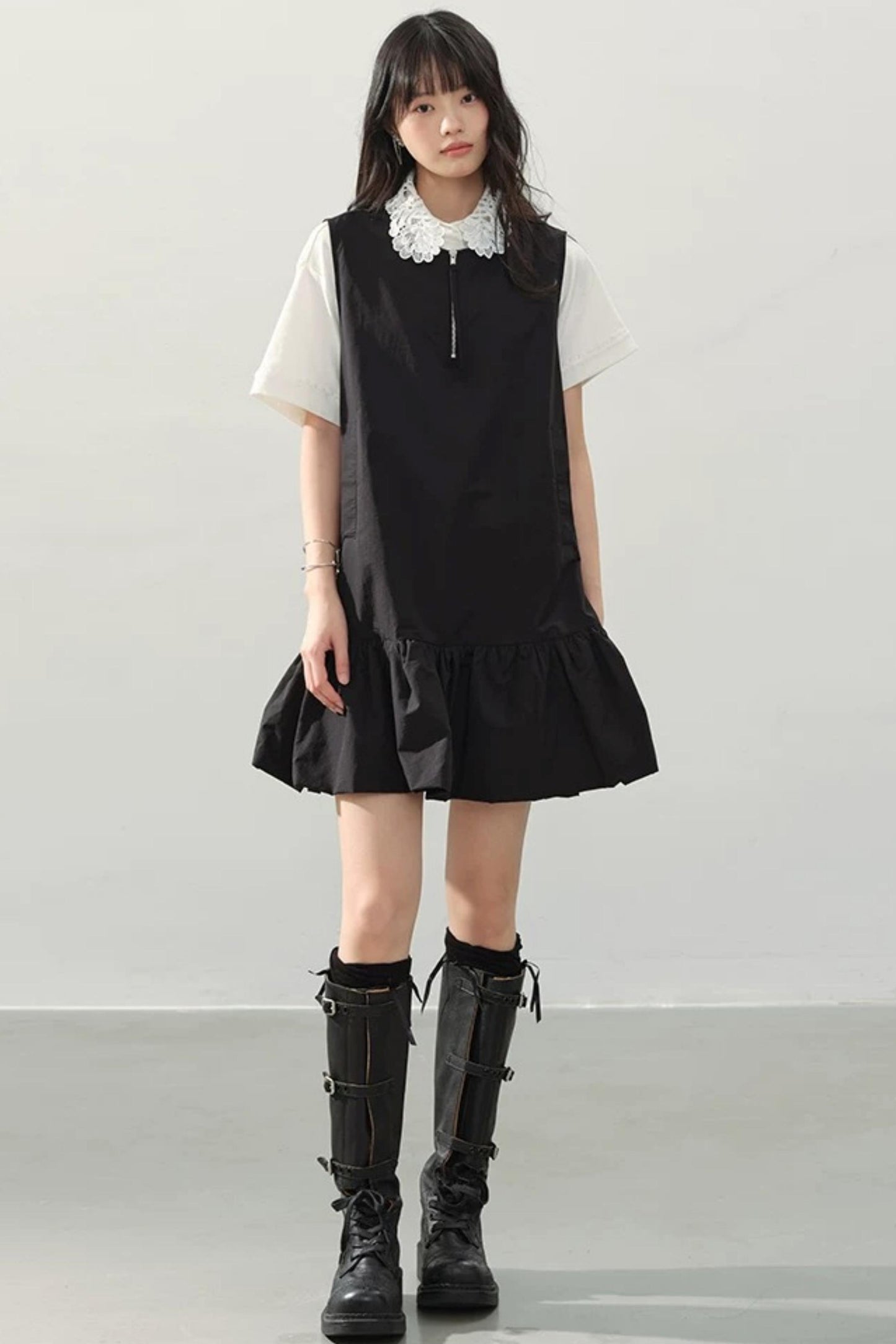 Vestido negro con cremallera y bajo con volantes