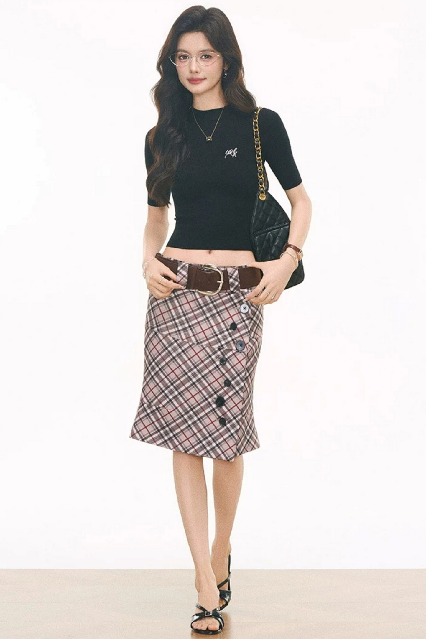 Conjunto Negro: Top Tejido y Falda de Cuadros