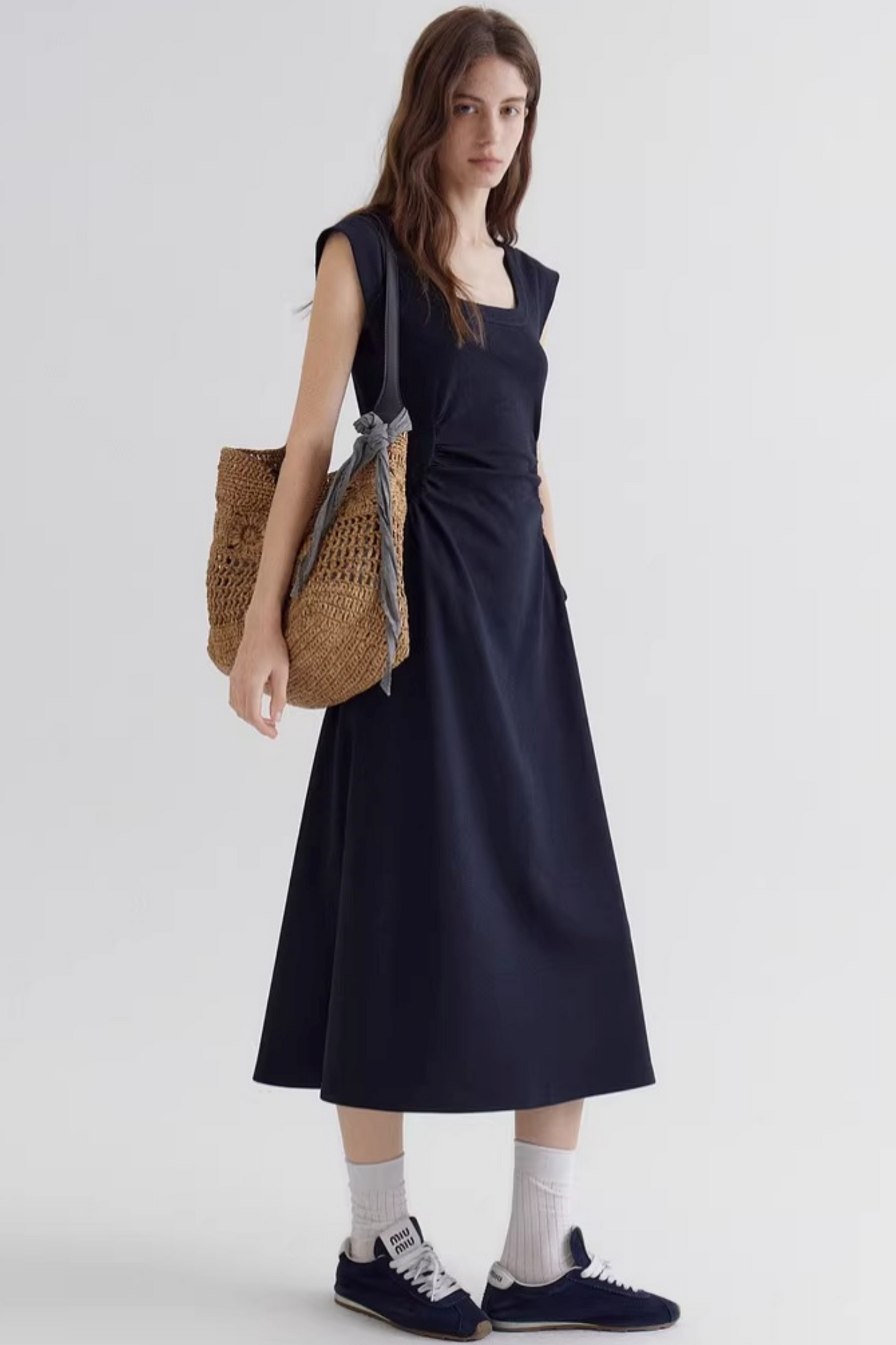 Robe à encolure carrée et taille nouée