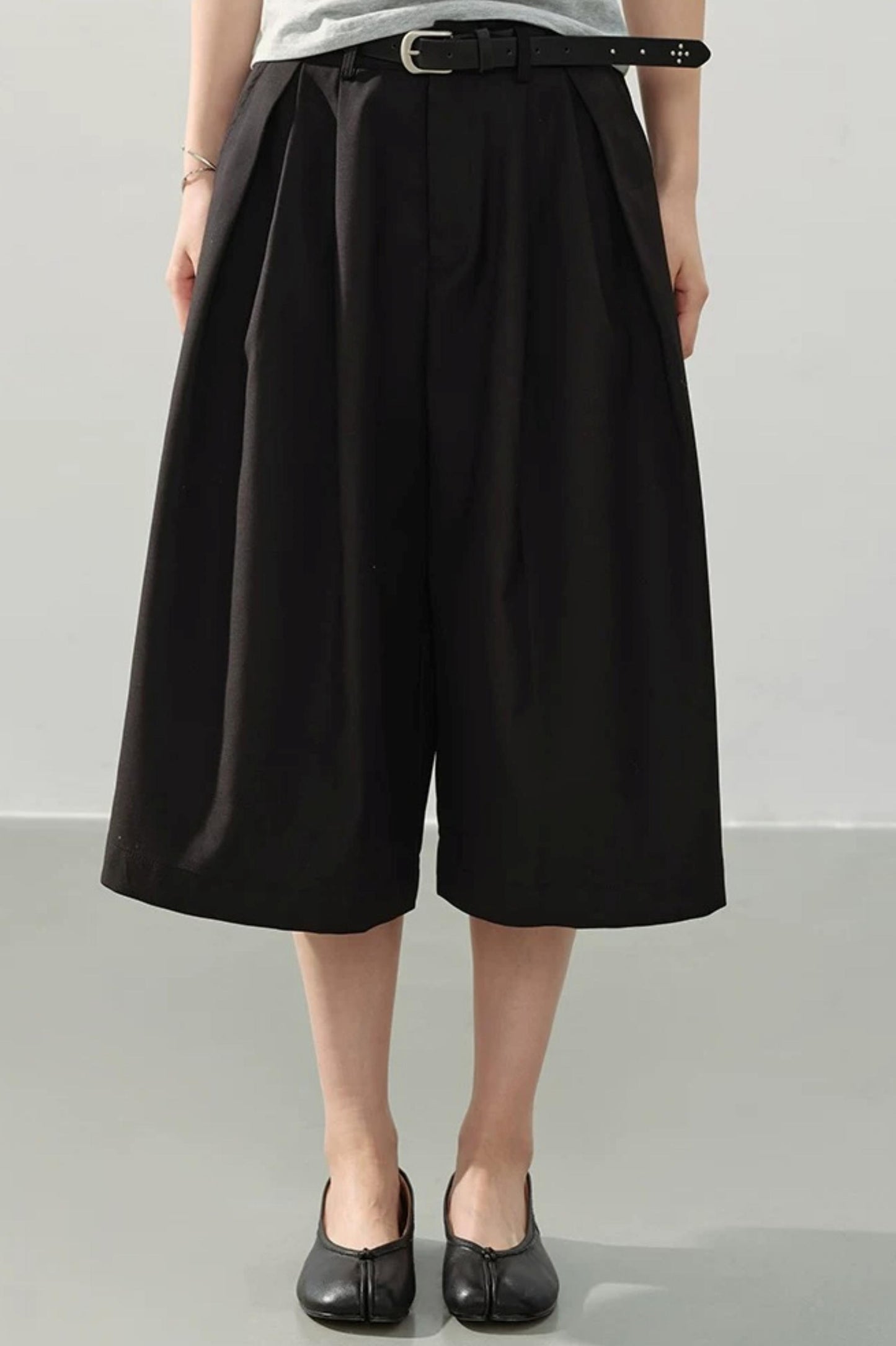 Pantaloni neri drappeggiati a gamba larga