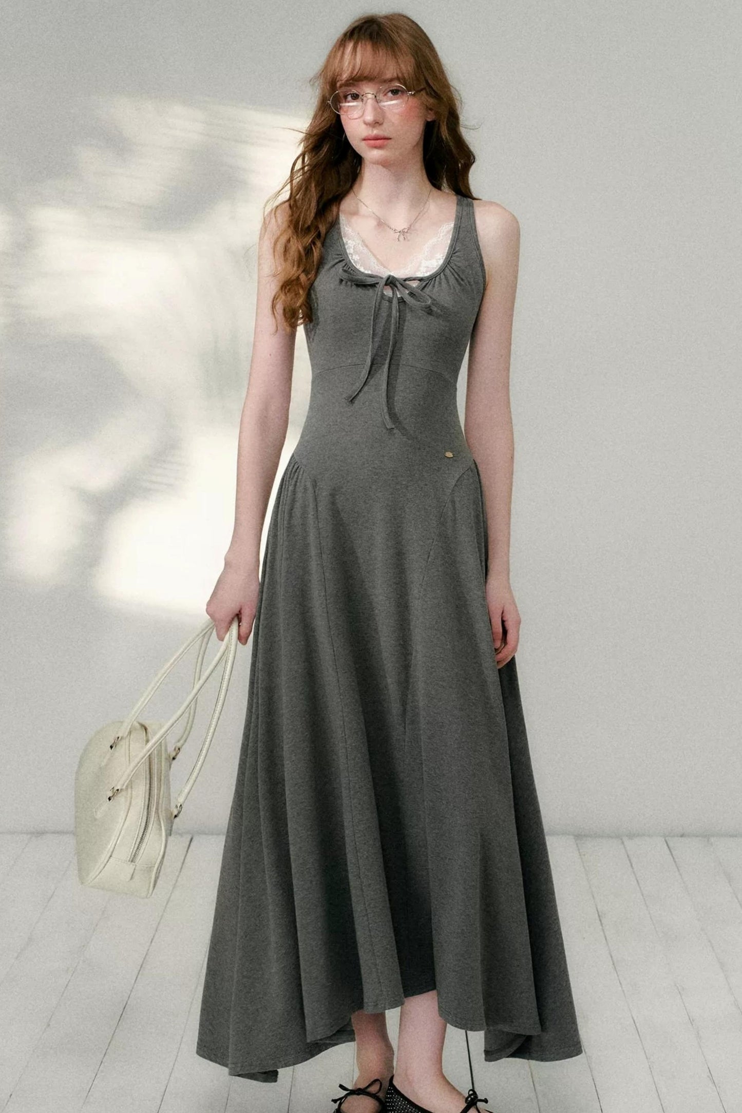 Vestido línea A irregular con escote en U en gris
