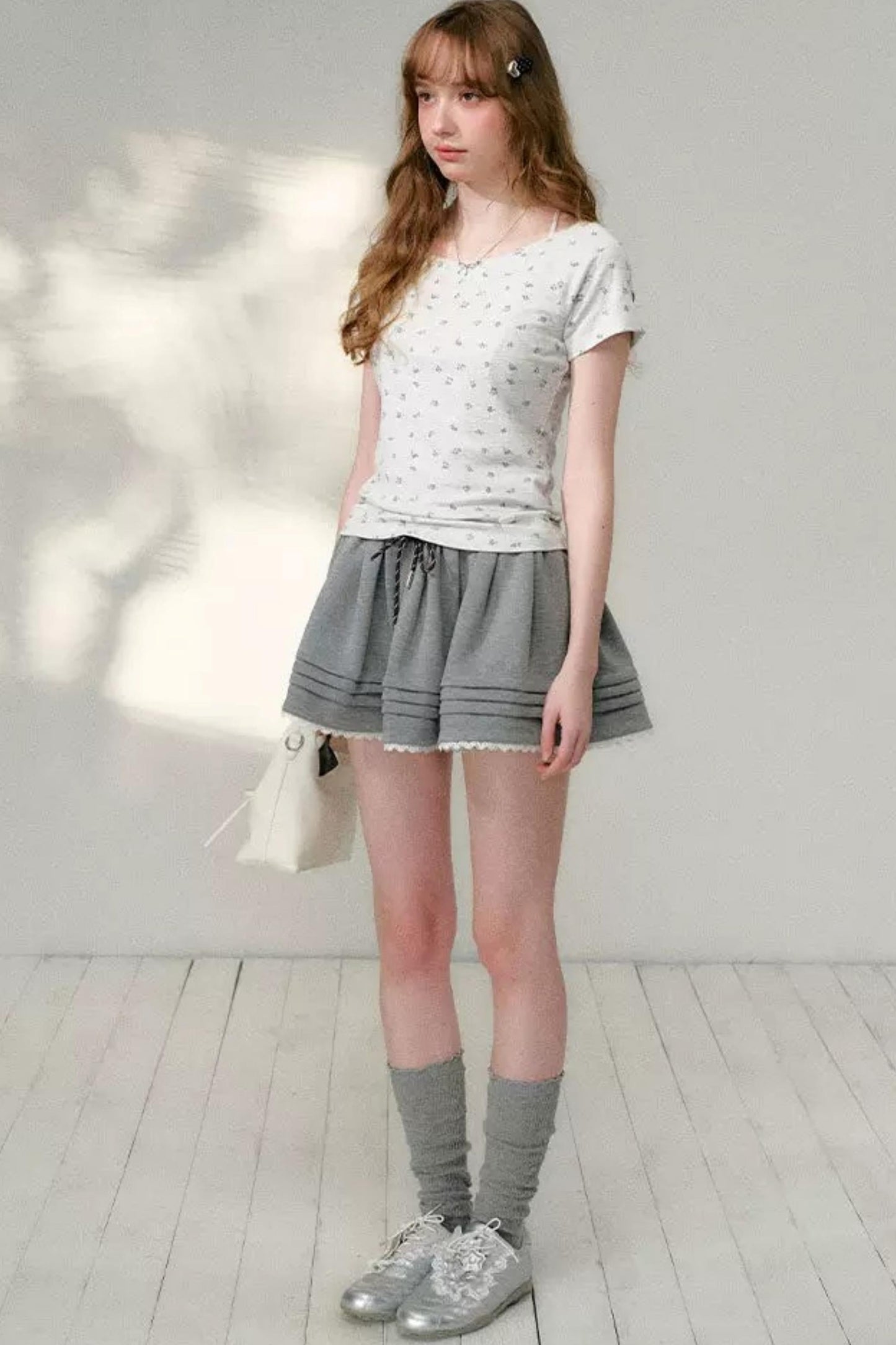 T-shirt con Scollo Asimmetrico e Stampa Floreale