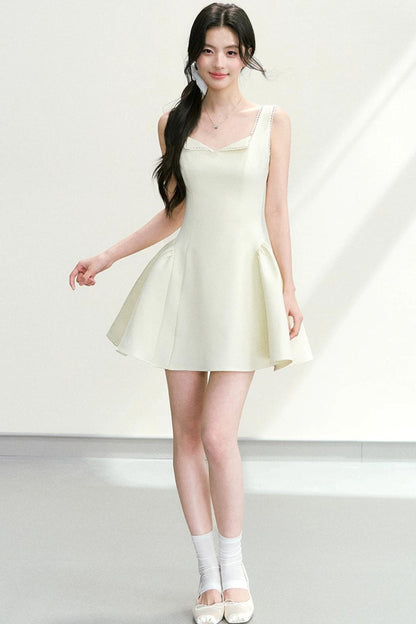 Elegant Waist-Cinching Dress